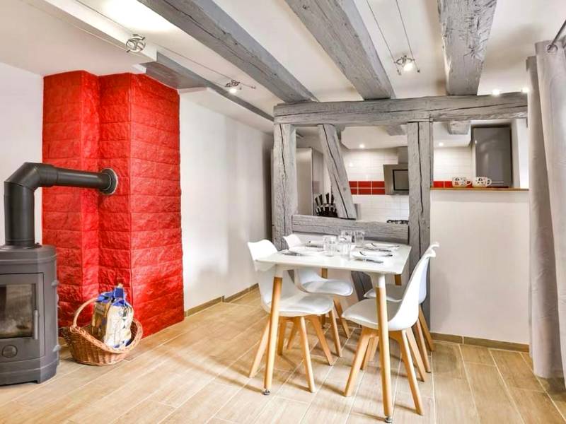 Espace repas avec poêle à bois et poutres - L’Alsacienne room et spa