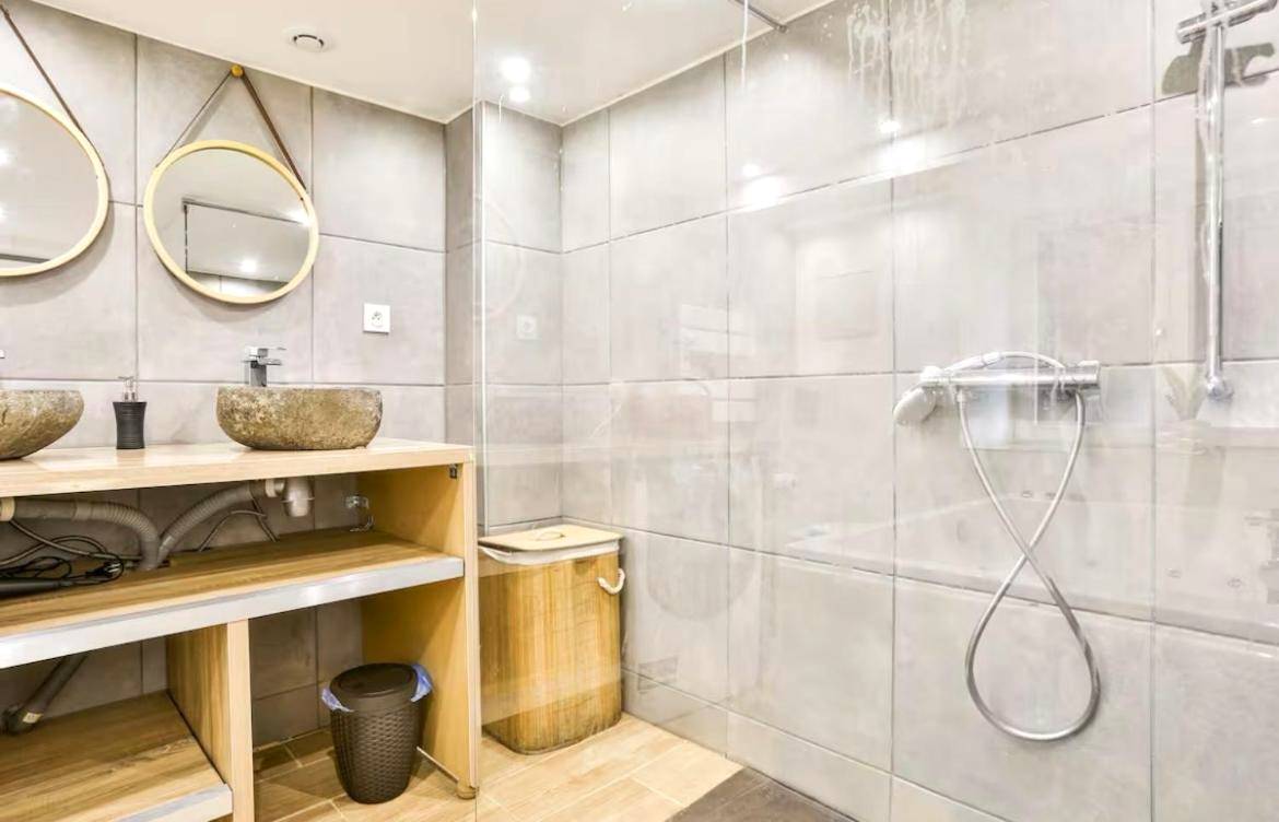 Douche à l'italienne et vasques en pierre - L’Alsacienne room et spa