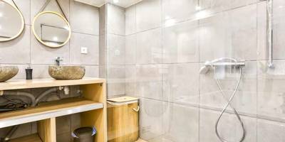 Douche à l'italienne et vasques en pierre - L’Alsacienne room et spa