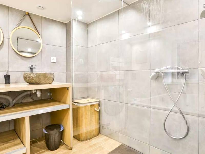 Douche à l'italienne et vasques en pierre - L’Alsacienne room et spa