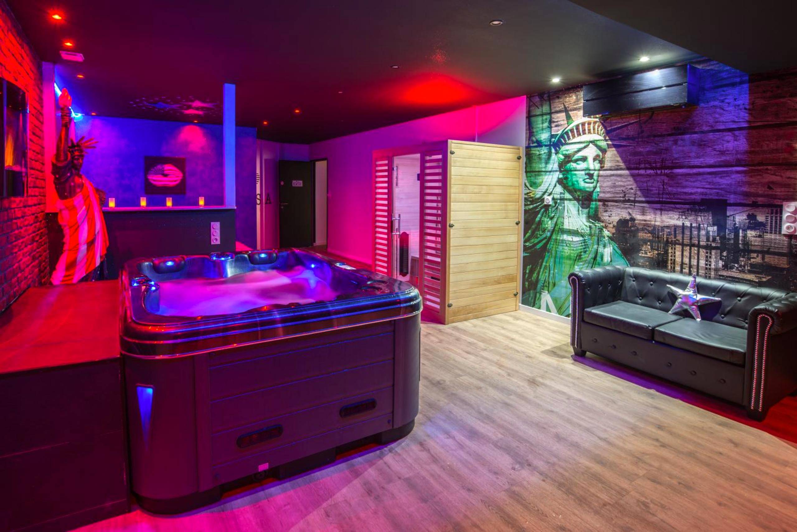 Jacuzzi privatif et sauna avec éclairage néon - Love Room Joncherey - American spa motel