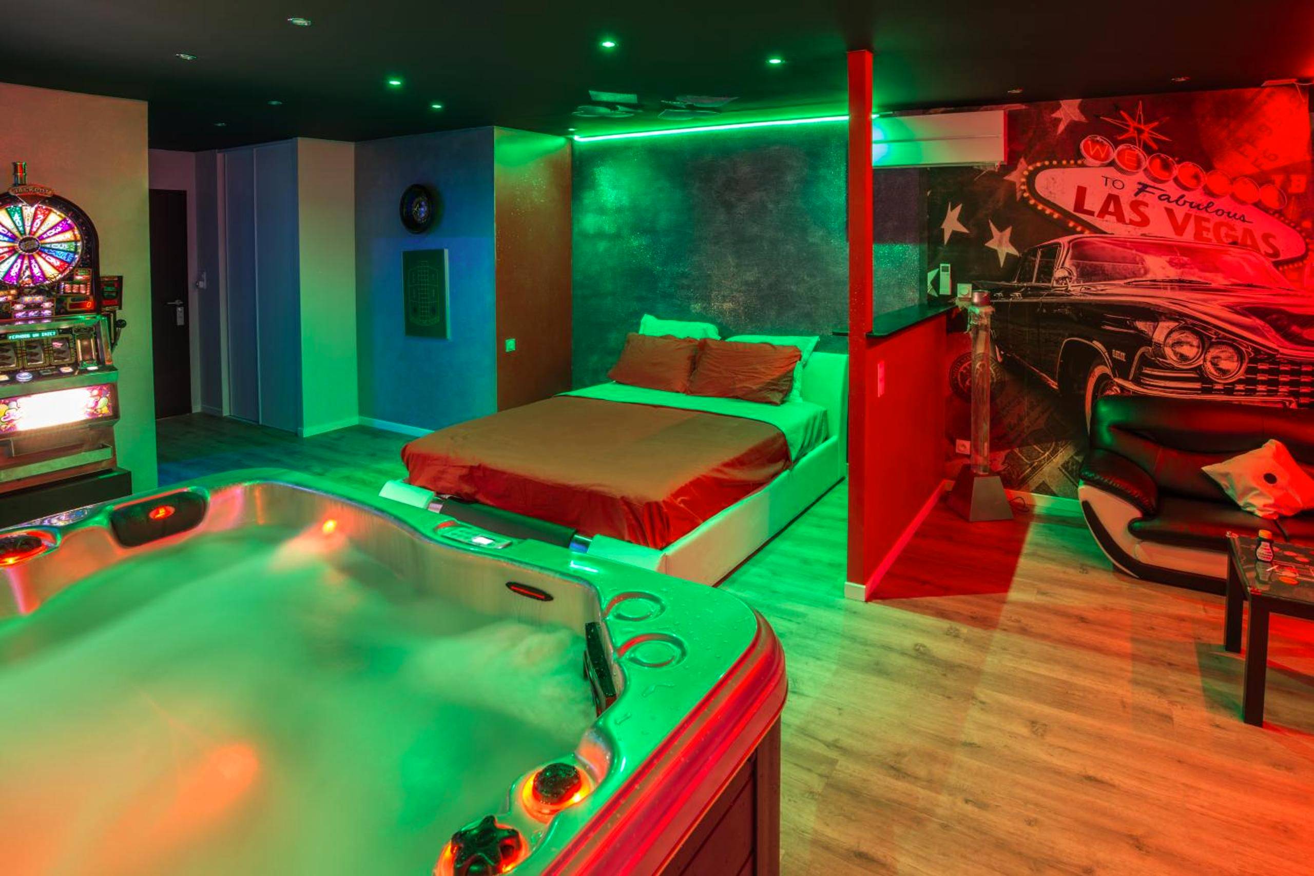 Lit double et jacuzzi sous lumières vertes - American spa motel