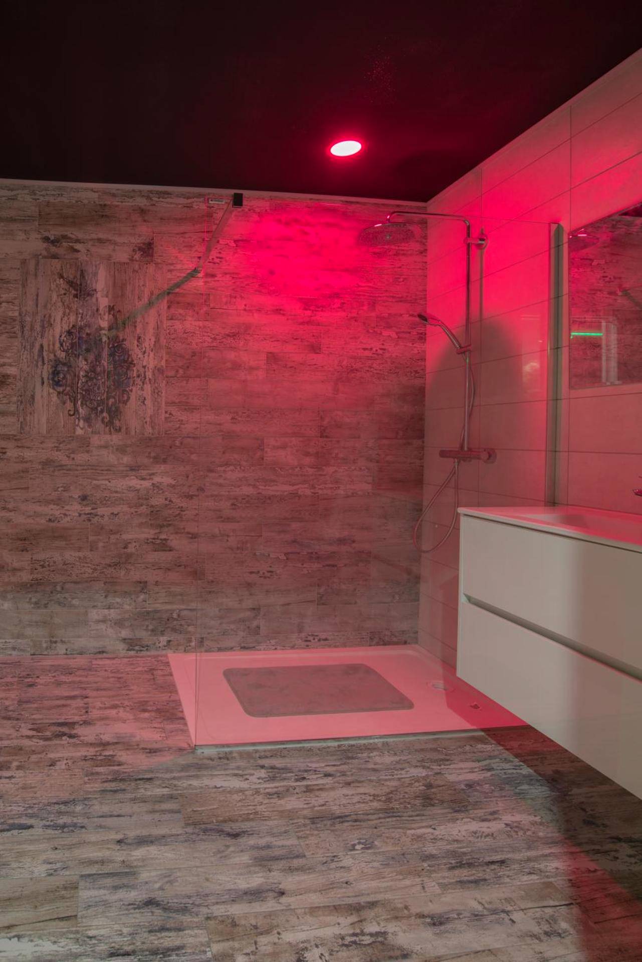 Douche à l'italienne avec ambiance lumineuse rose - American spa motel