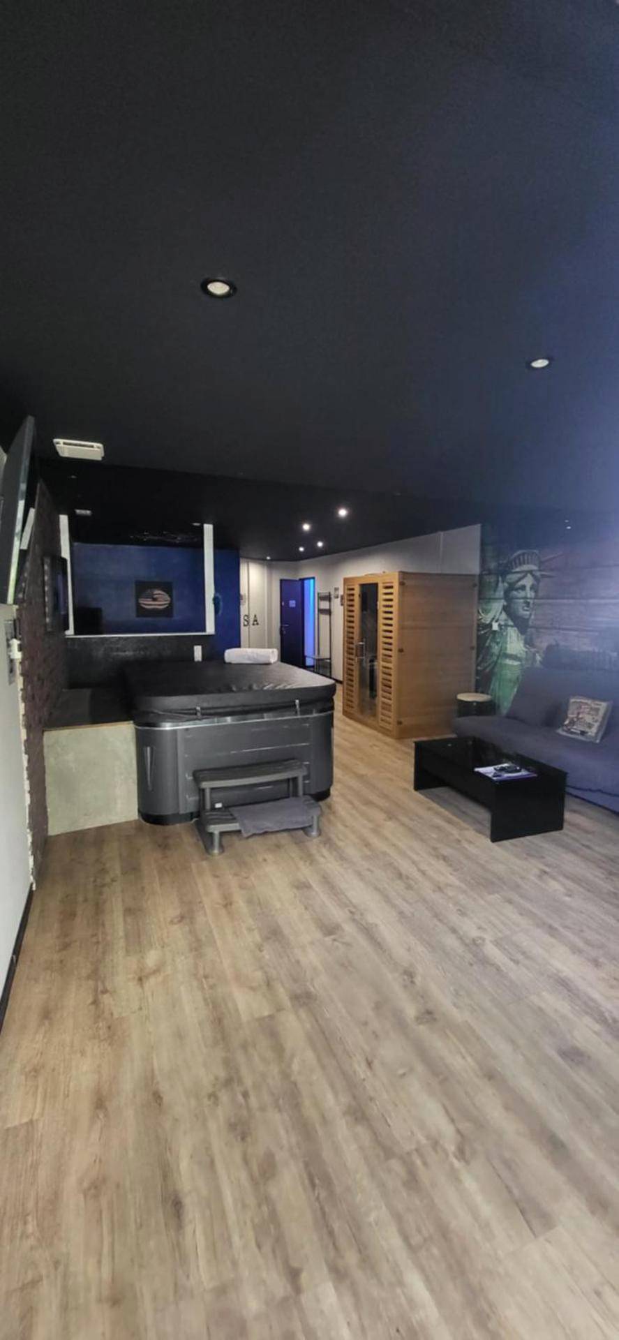 Espace bien - être avec jacuzzi couvert et sauna - American spa motel