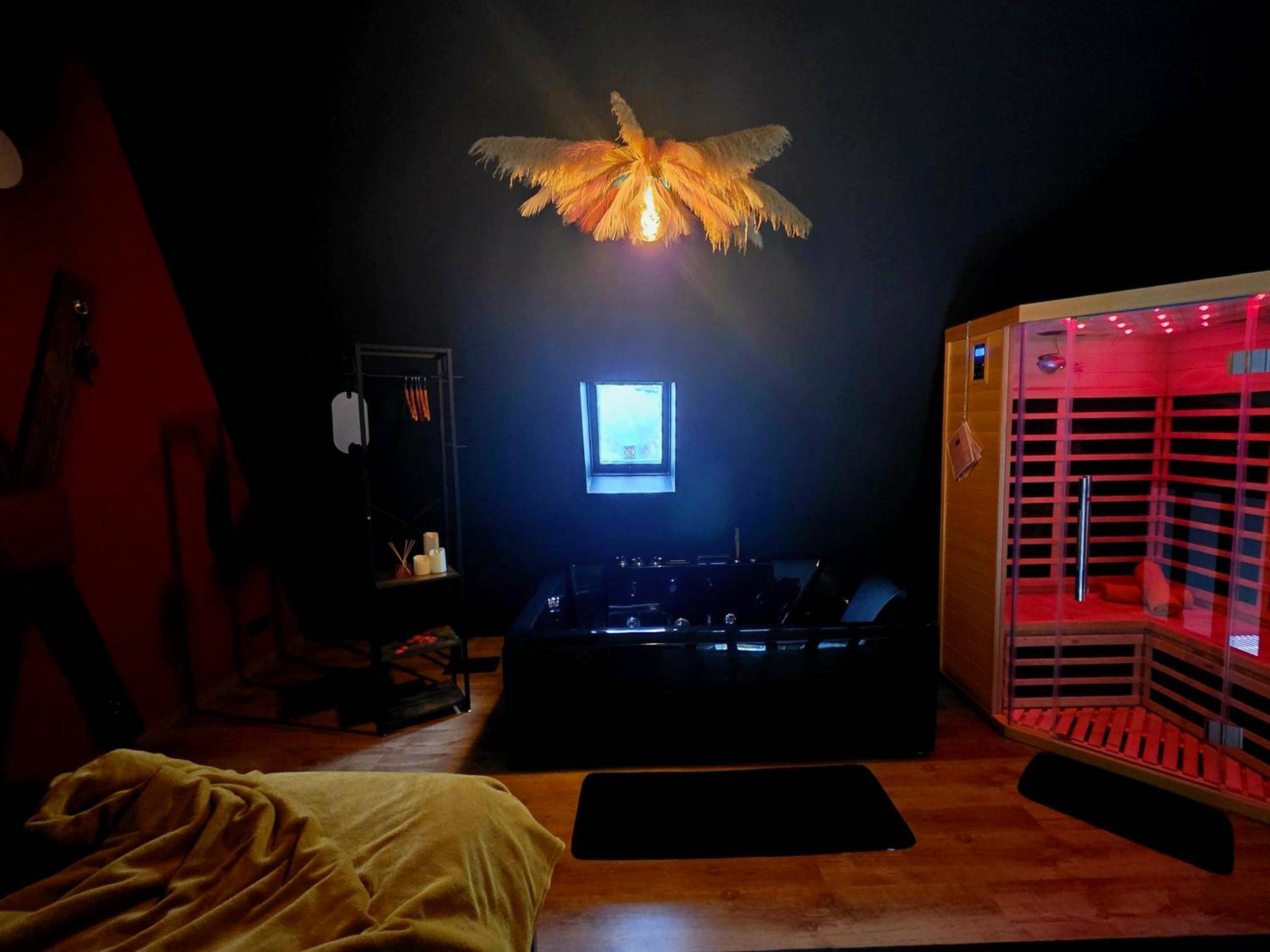 Espace bien - être avec jacuzzi et sauna infrarouge - Love Room AMeuse&Vous