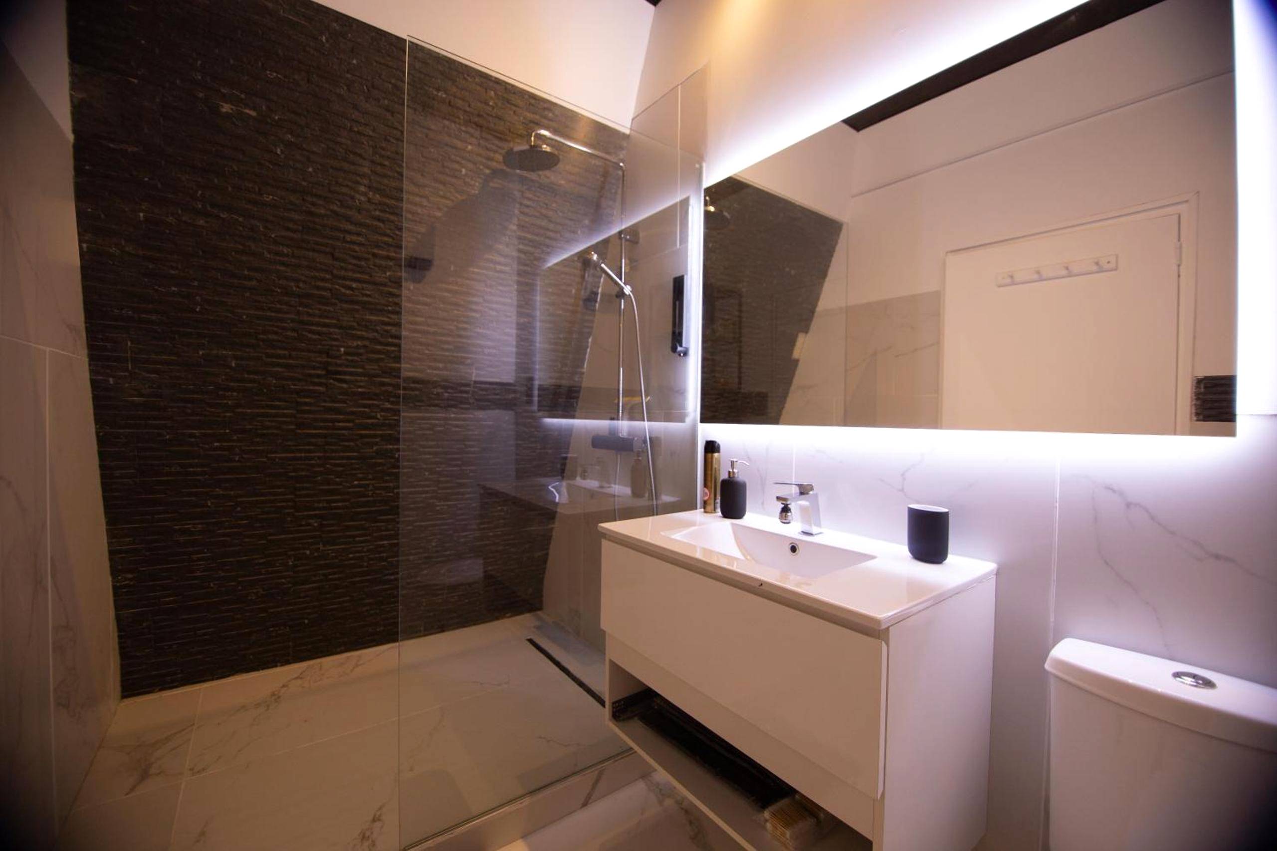 Salle de bain moderne avec douche à l'italienne - Love Room AMeuse&Vous