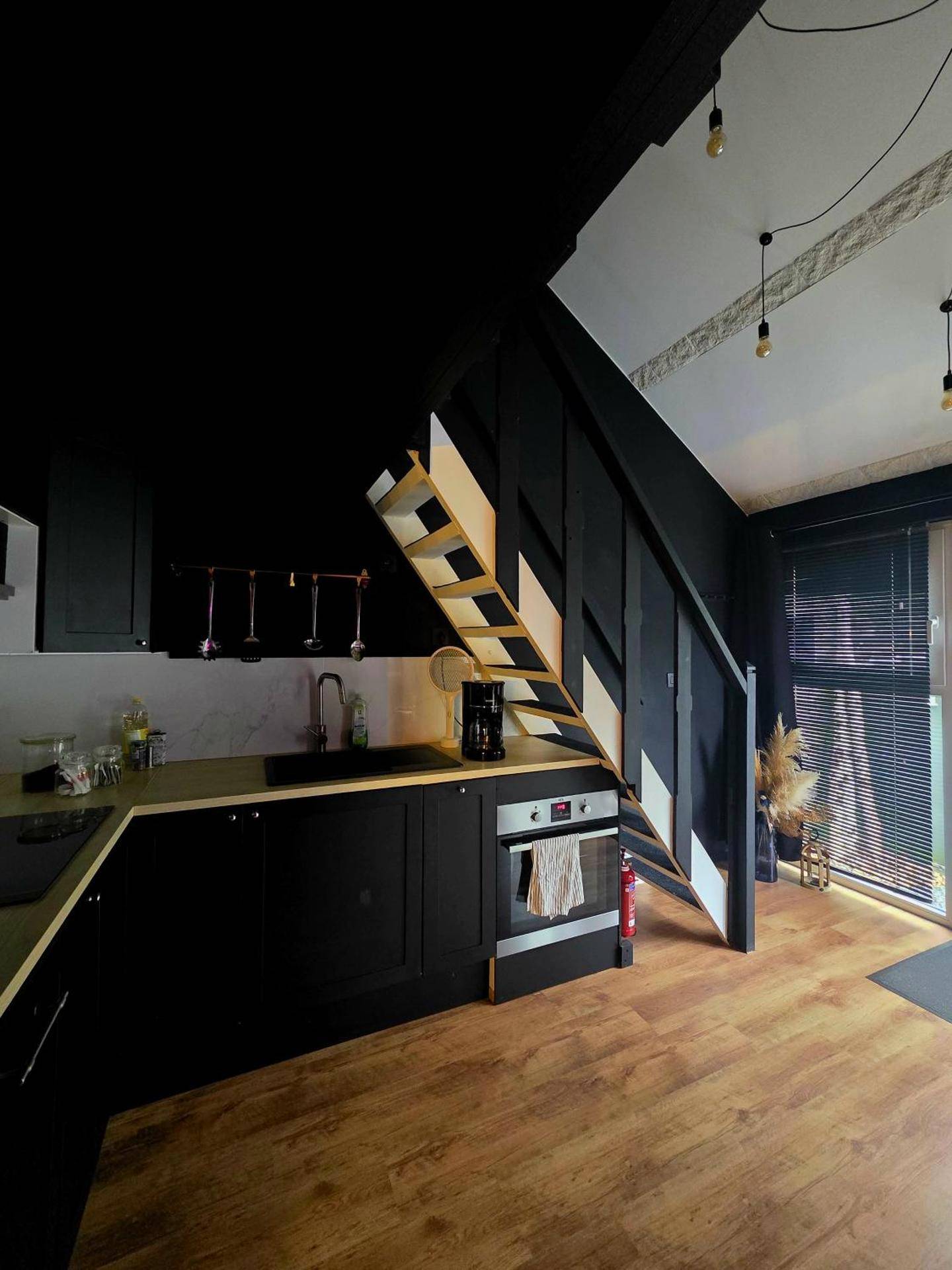 Cuisine équipée noire sous escalier design - Love Room AMeuse&Vous