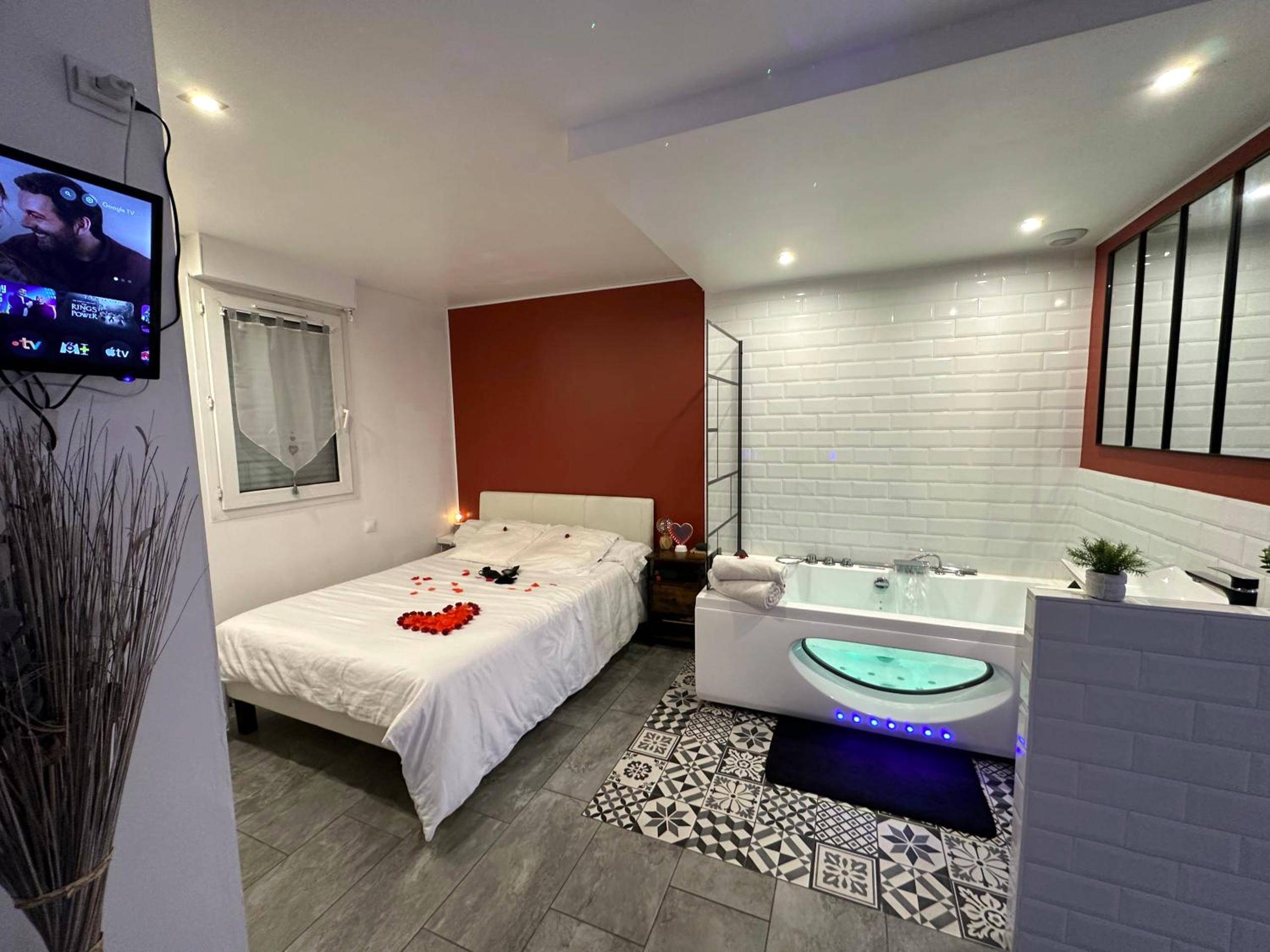 Suite avec lit double et baignoire balnéo - Amour Azur Appartement pour 2 avec jacuzzi et terrasse à 2 minutes de la mer
