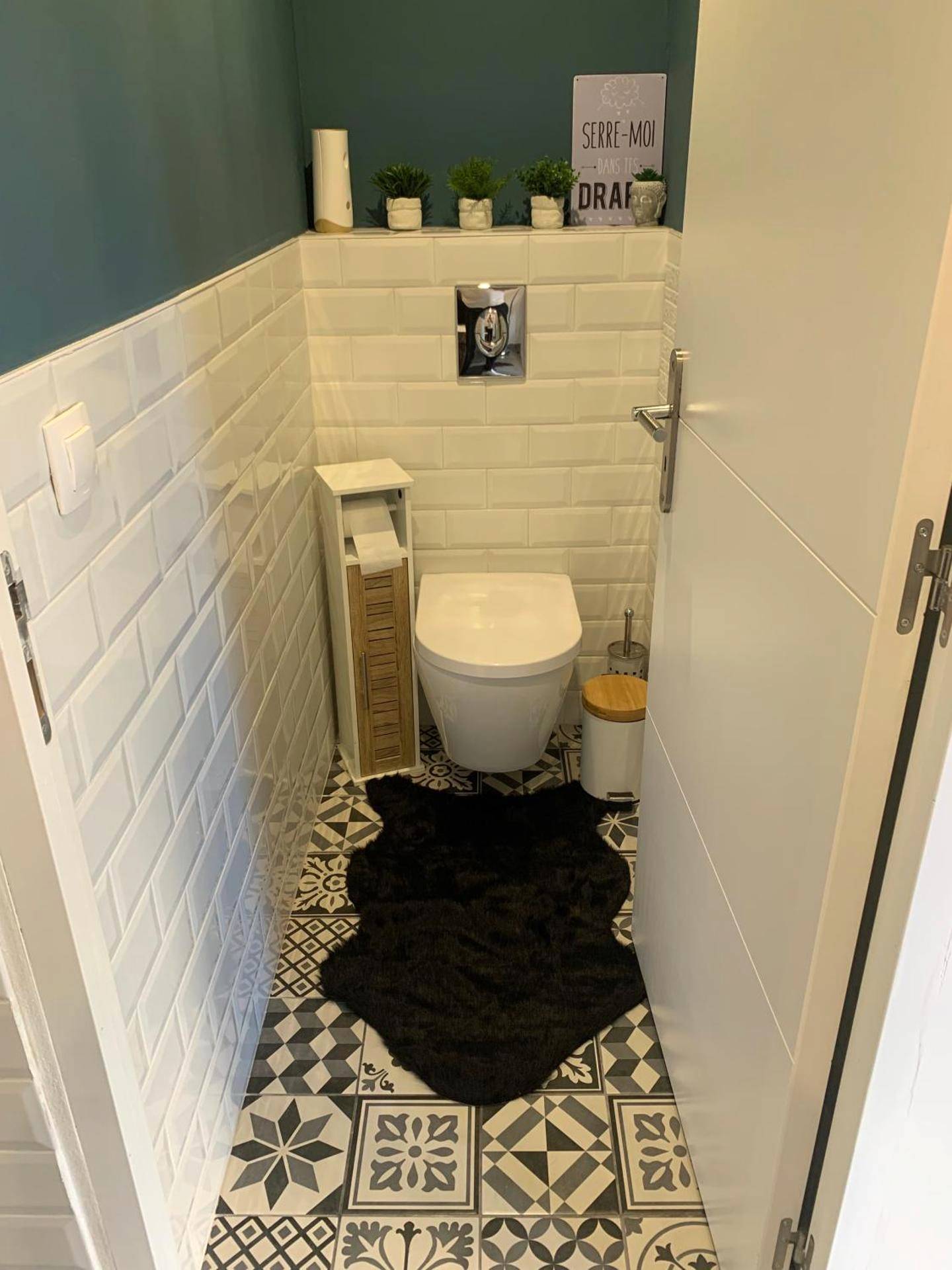 Toilettes avec carrelage graphique et tapis noir - Amour Azur Appartement pour 2 avec jacuzzi et terrasse à 2 minutes de...