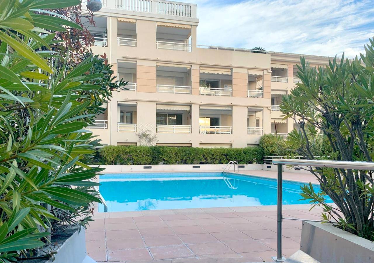 Piscine extérieure au pied de la résidence - Amour Azur Appartement pour 2 avec jacuzzi et terrasse à 2 minutes de la mer