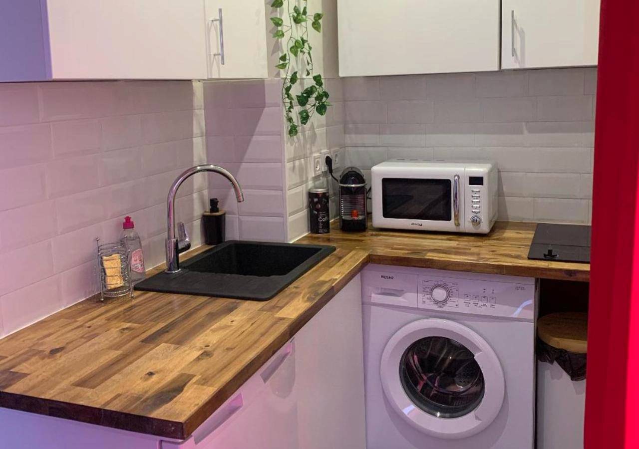 Kitchenette équipée avec lave - linge et micro - ondes - Amour Azur Appartement pour 2 avec jacuzzi et terrasse à 2...