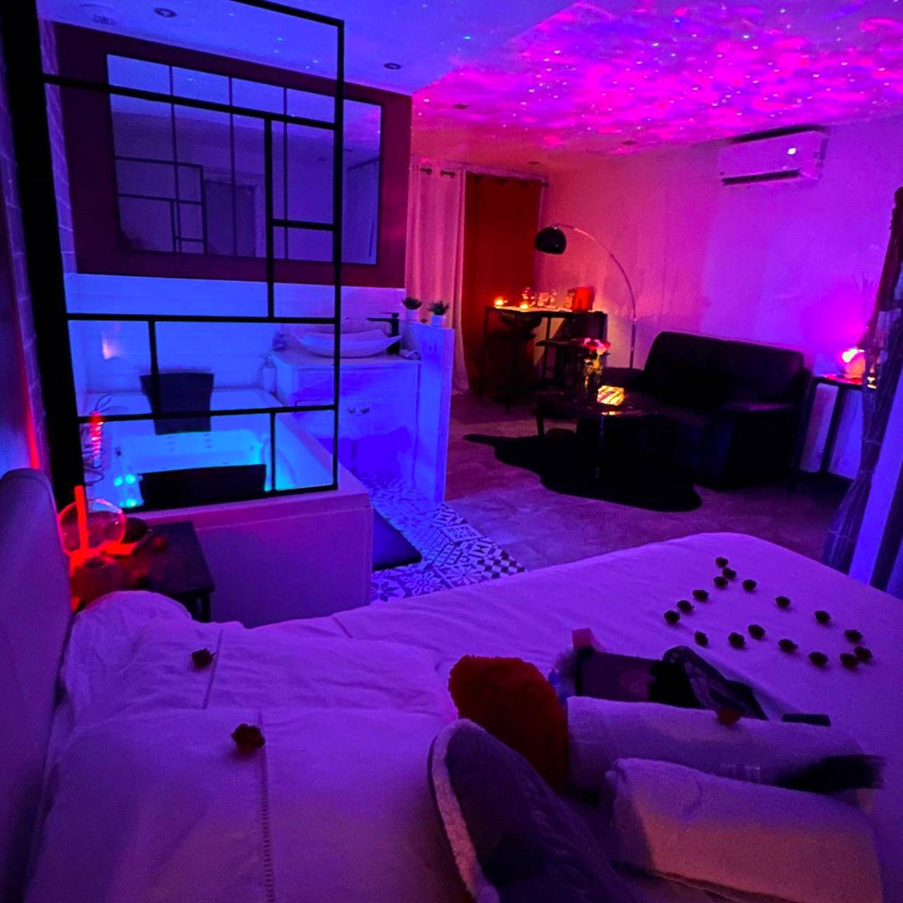 Photo du logement - Amour Azur Appartement pour 2 avec jacuzzi et terrasse à 2 minutes de la mer - Vallauris