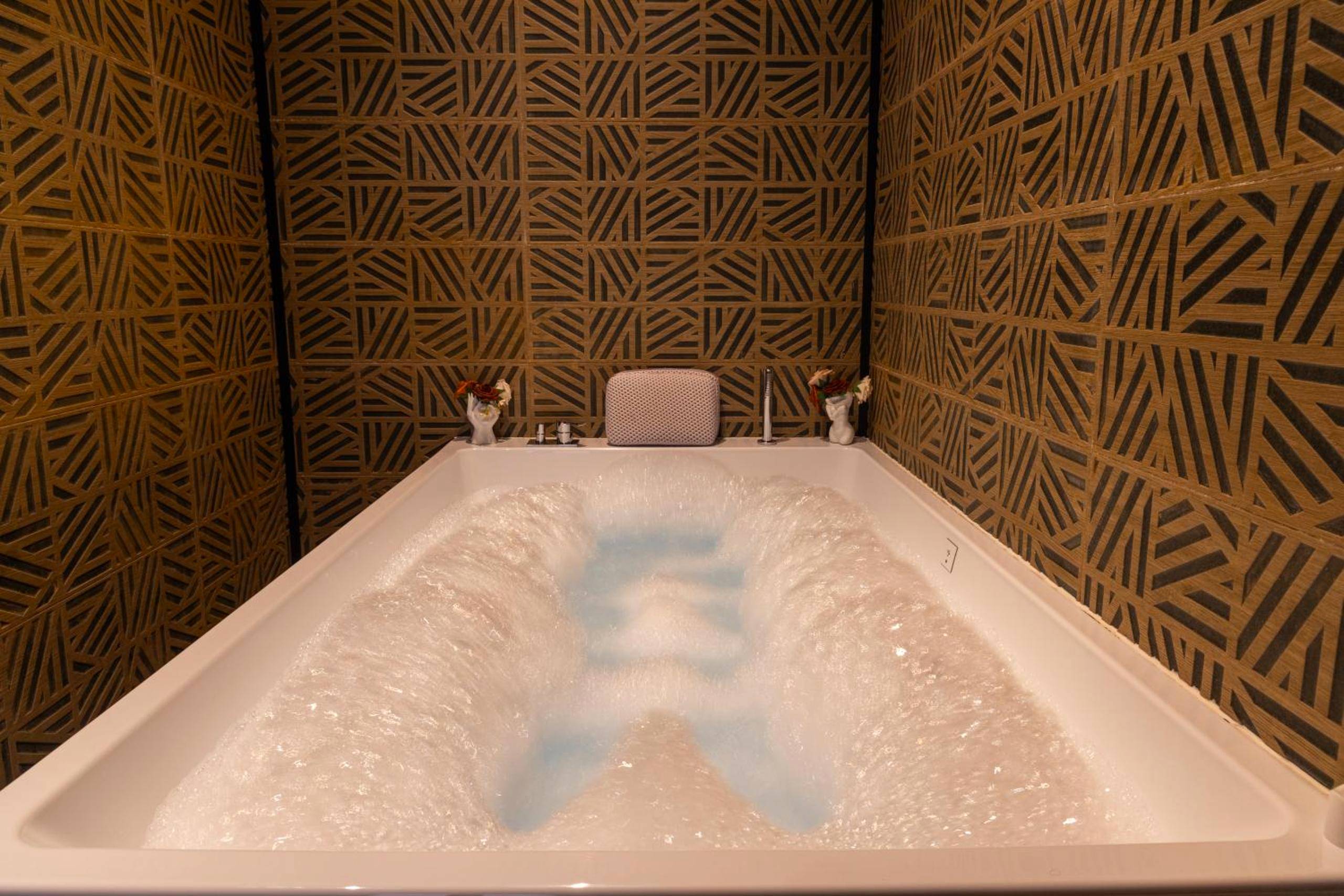 Vue interieure - Amour et Bulles - Love Room Valence - Suite romantique avec balnéo privée 2 places