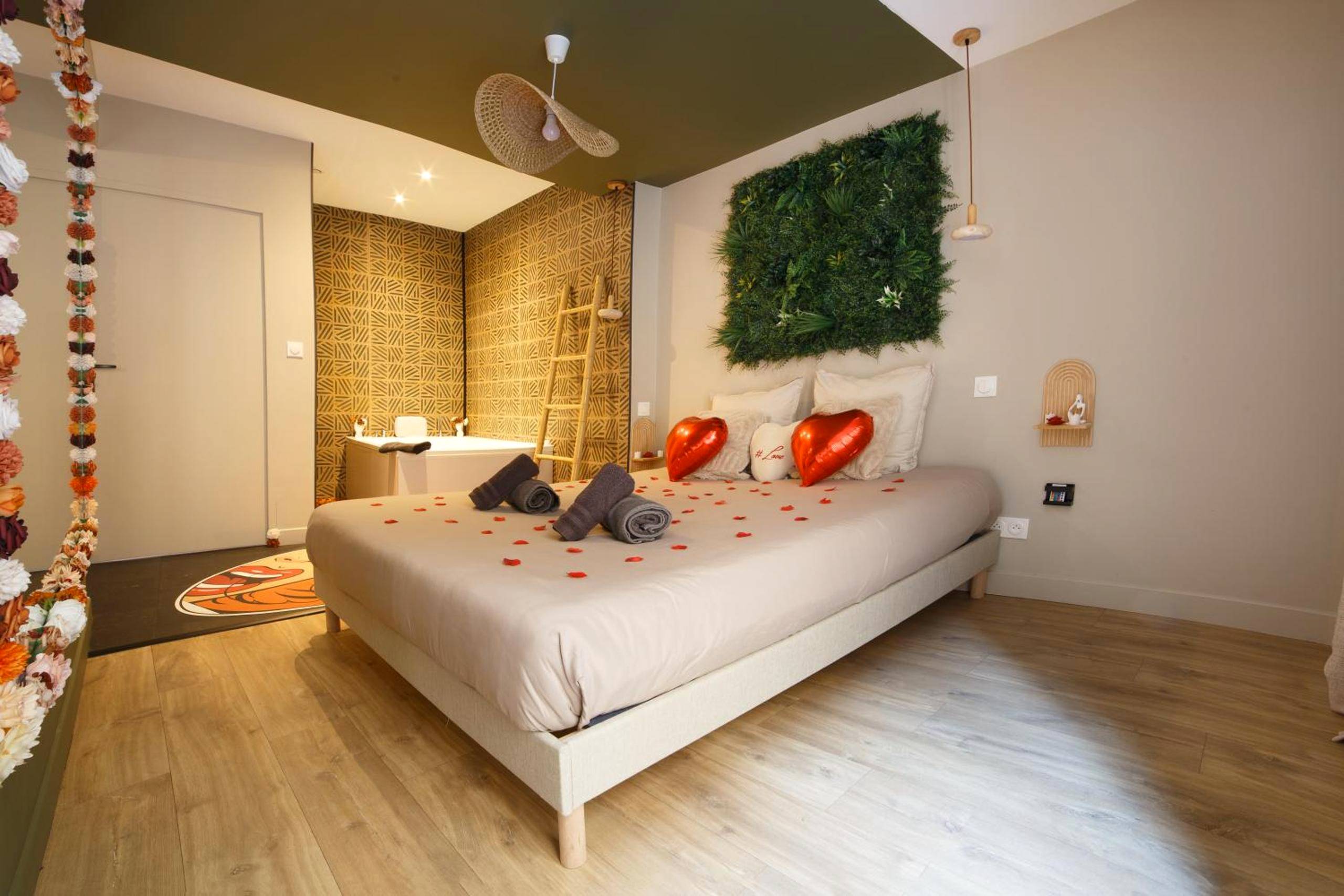 Photo du logement - Amour et Bulles - Love Room Valence - Suite romantique avec balnéo privée 2 places