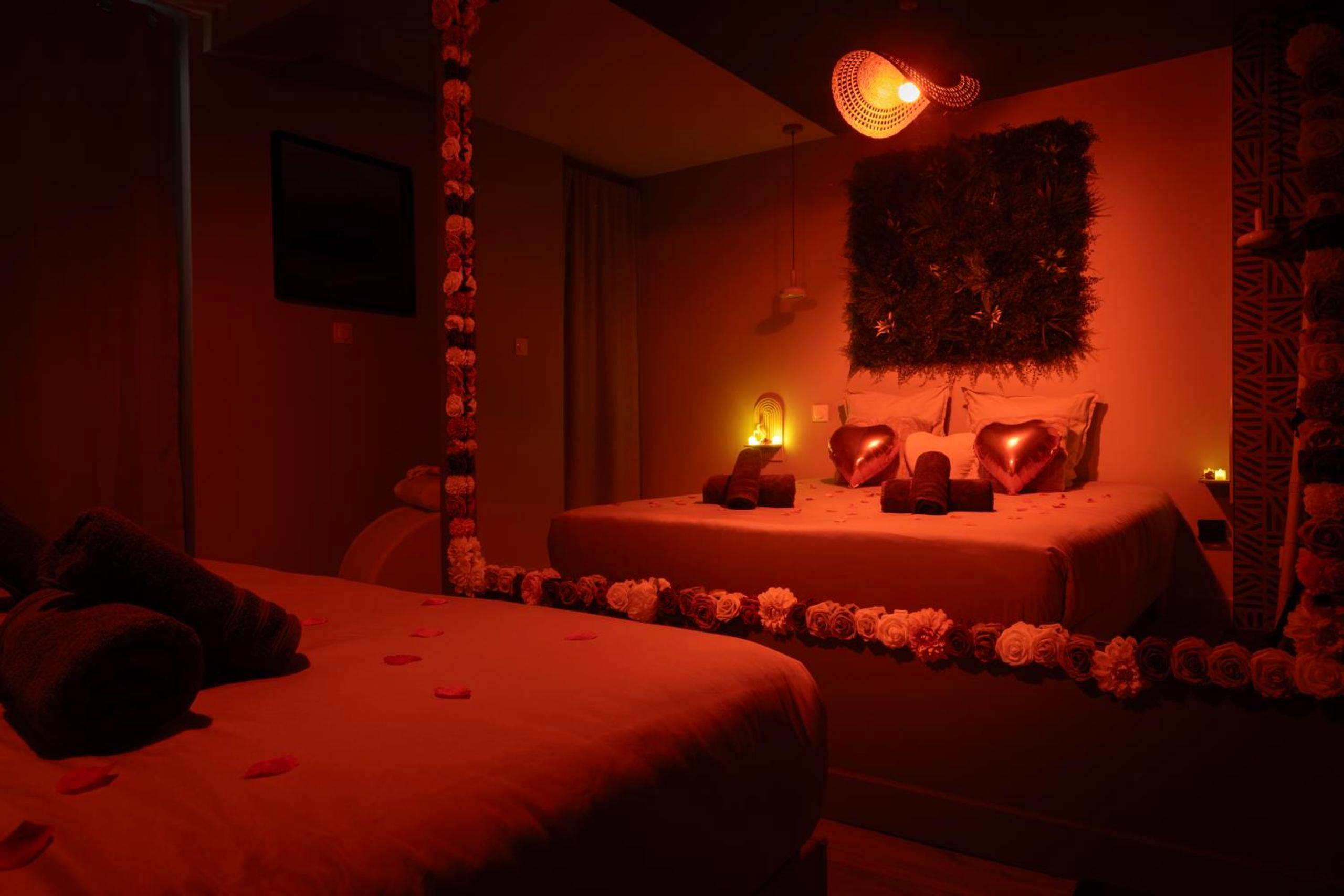 Photo du logement - Amour et Bulles - Love Room Valence - Suite romantique avec balnéo privée 2 places