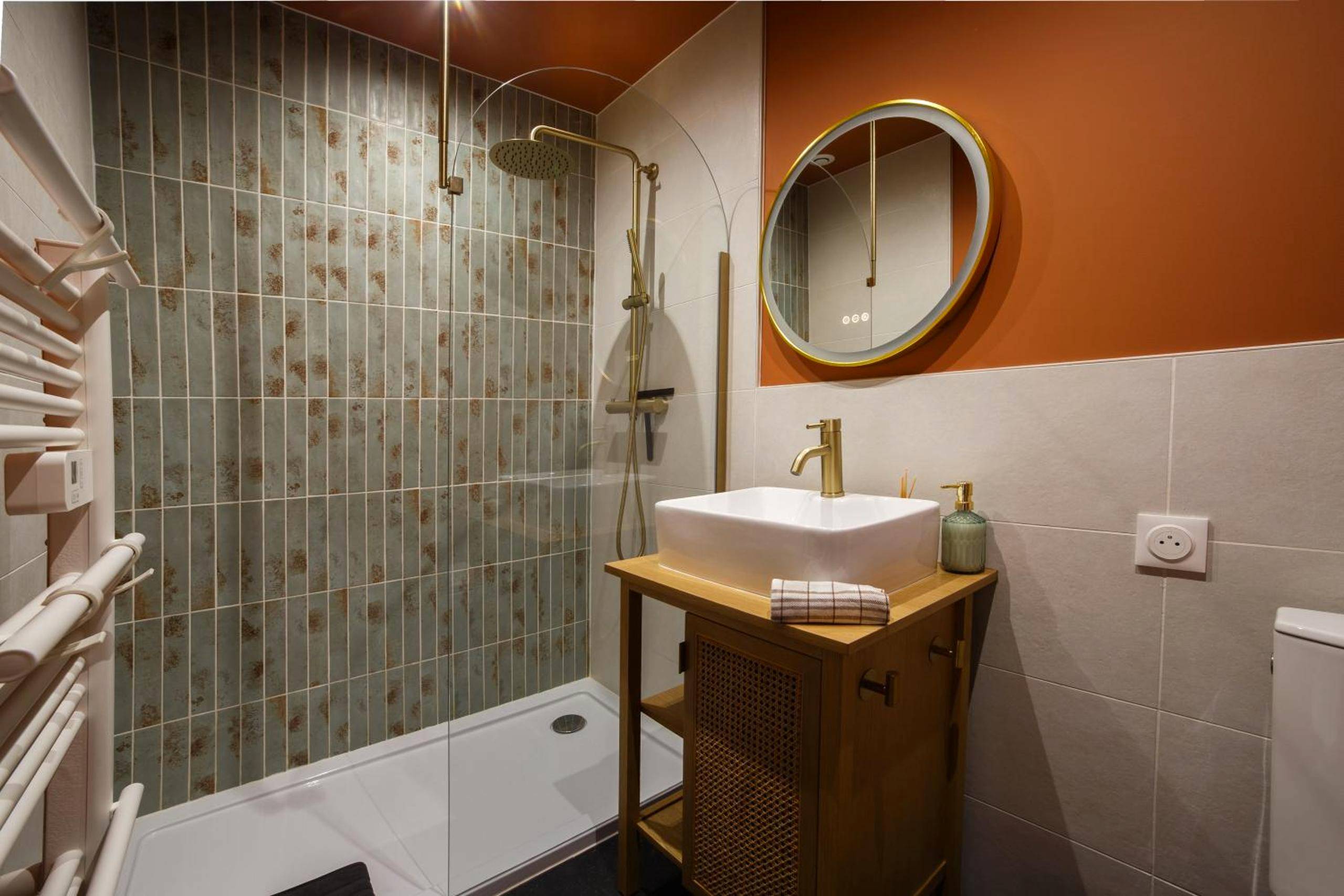 Photo du logement - Amour et Bulles - Love Room Valence - Suite romantique avec balnéo privée 2 places