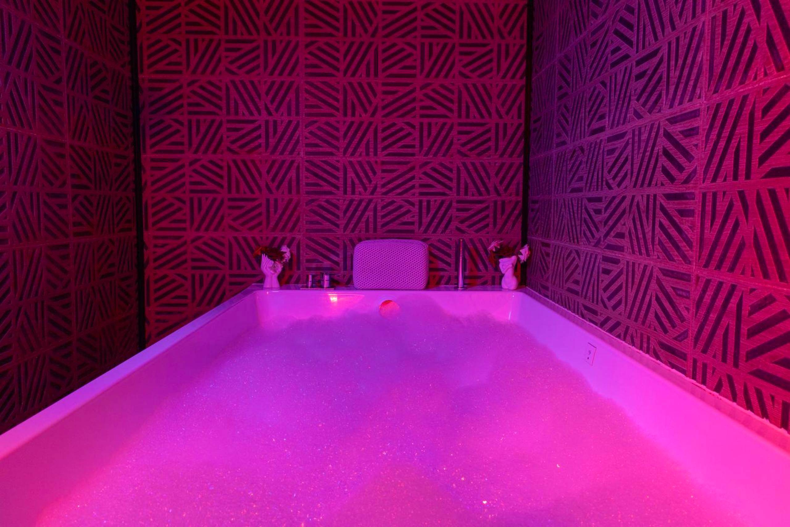 Photo du logement - Amour et Bulles - Love Room Valence - Suite romantique avec balnéo privée 2 places