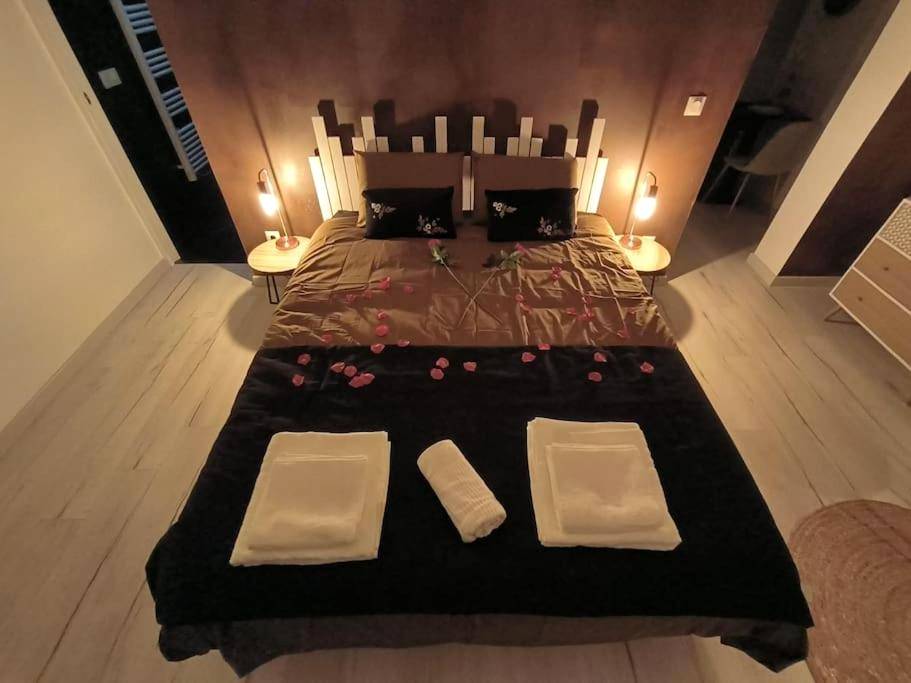 Lit double avec pétales de rose et serviettes - LOVE ROOM - Amour Chic et Intime