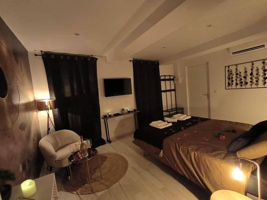 Photo du logement - LOVE ROOM - Amour Chic et Intime - Montbrison