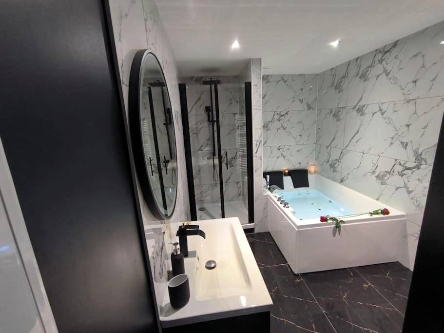 Photo du logement - LOVE ROOM - Amour Chic et Intime