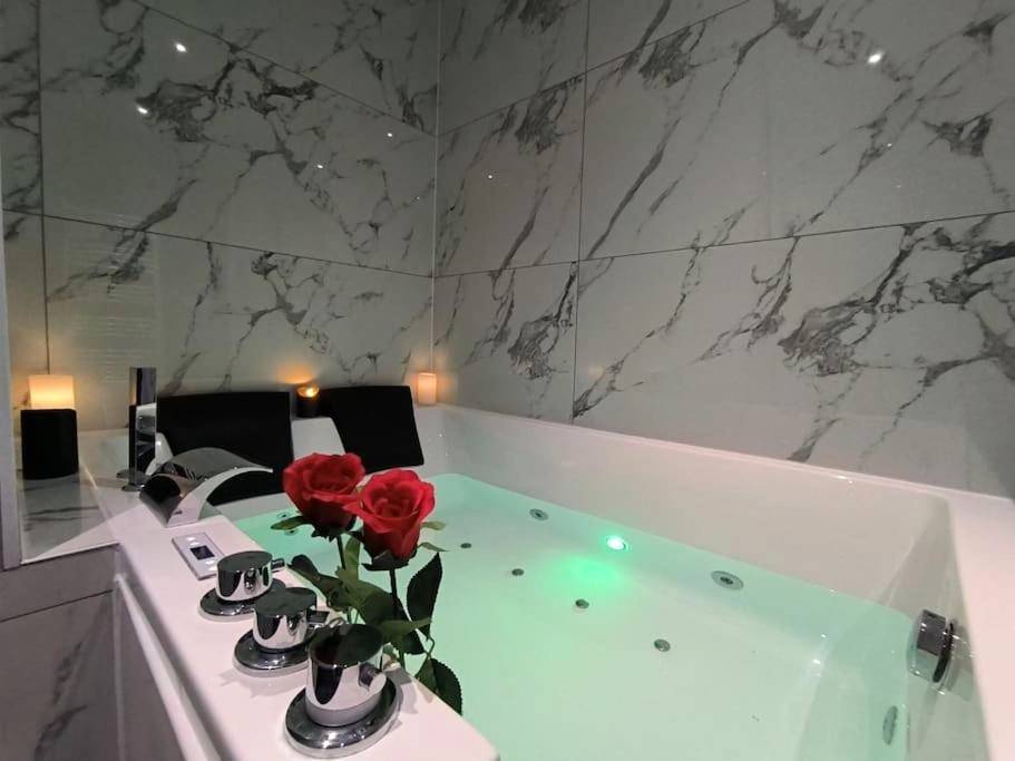 Baignoire balnéo avec roses rouges et bougies - LOVE ROOM - Amour Chic et Intime