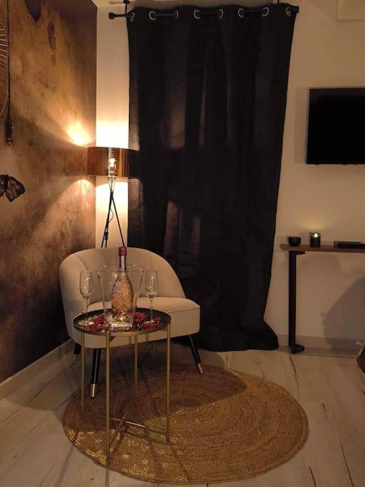 Coin détente avec bouteille et coupes - LOVE ROOM - Amour Chic et Intime