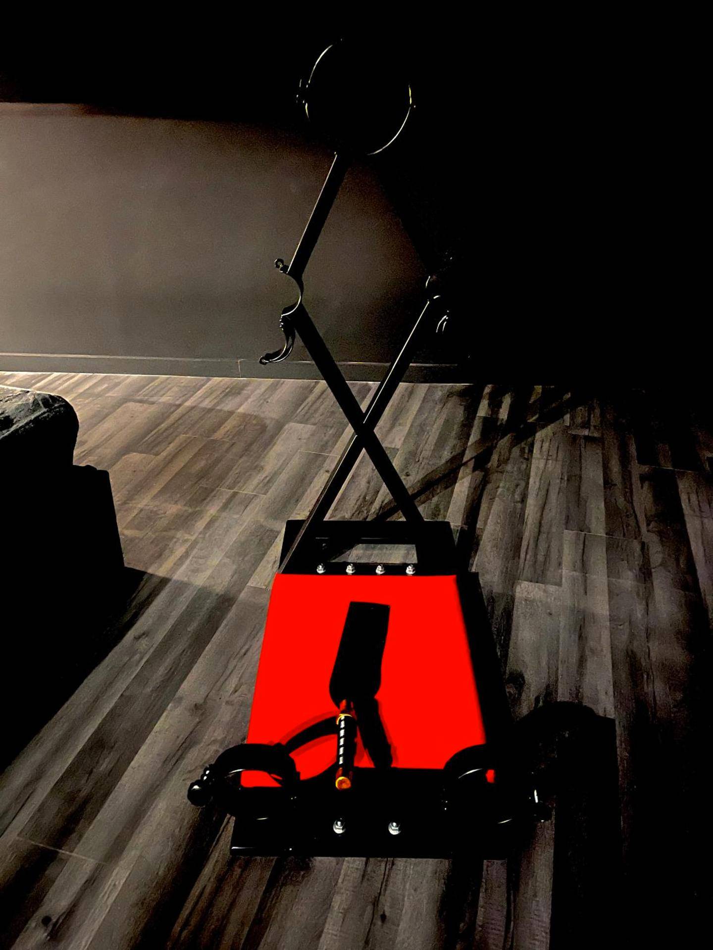 Croix de Saint - André en métal et socle rouge - Amour d'une Nuit, LoveRoom