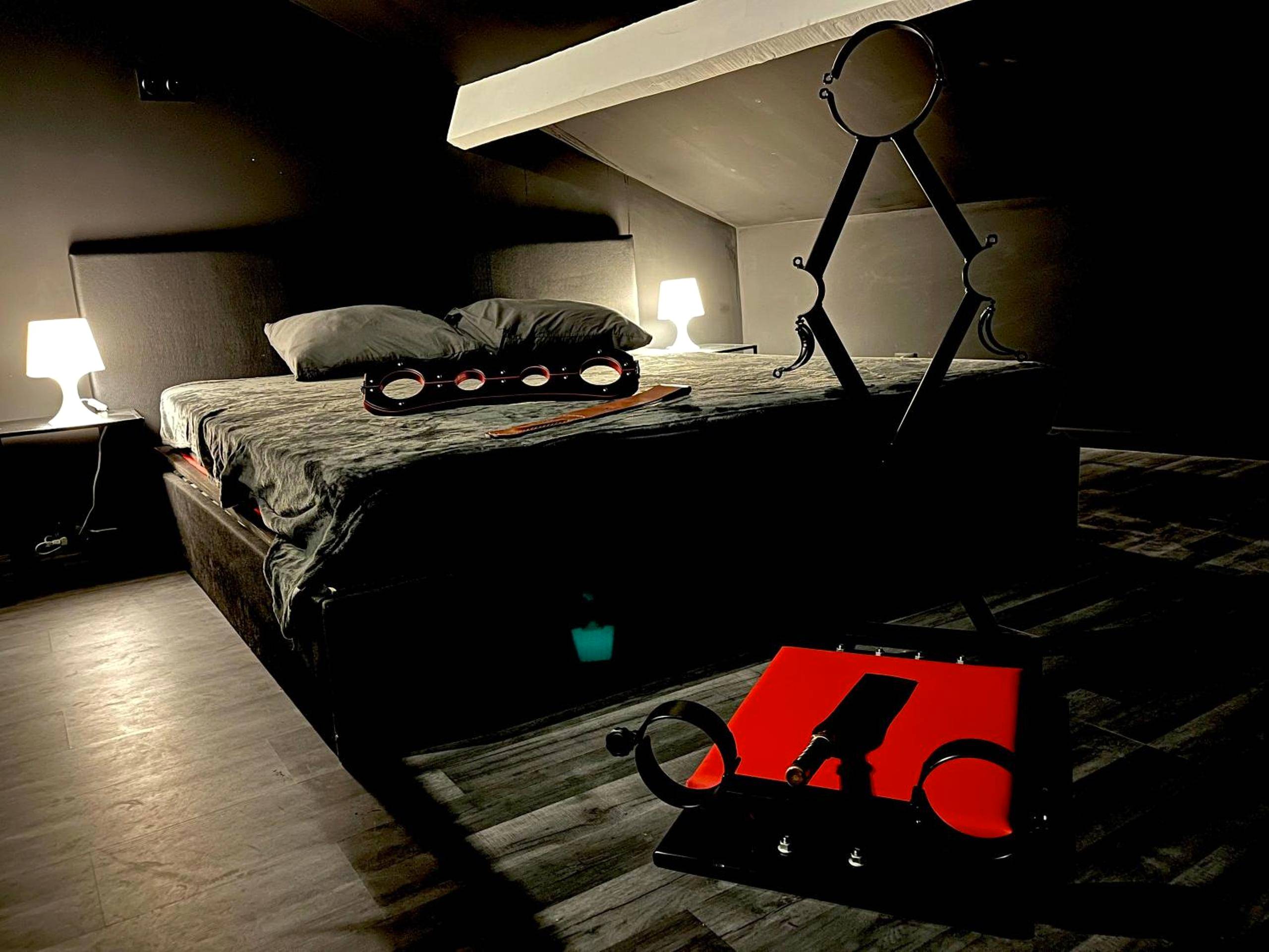 Chambre avec lit double et accessoires BDSM - Amour d'une Nuit, LoveRoom
