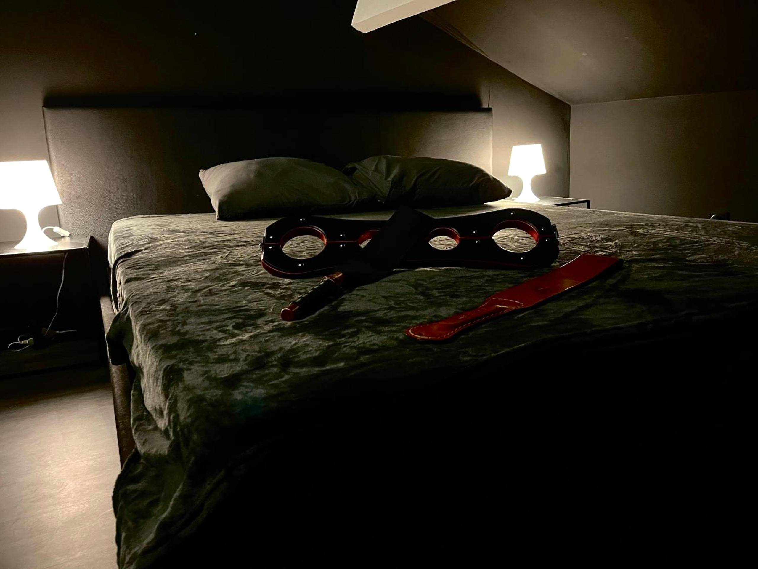 Accessoires de jeux érotiques posés sur le lit - Amour d'une Nuit, LoveRoom