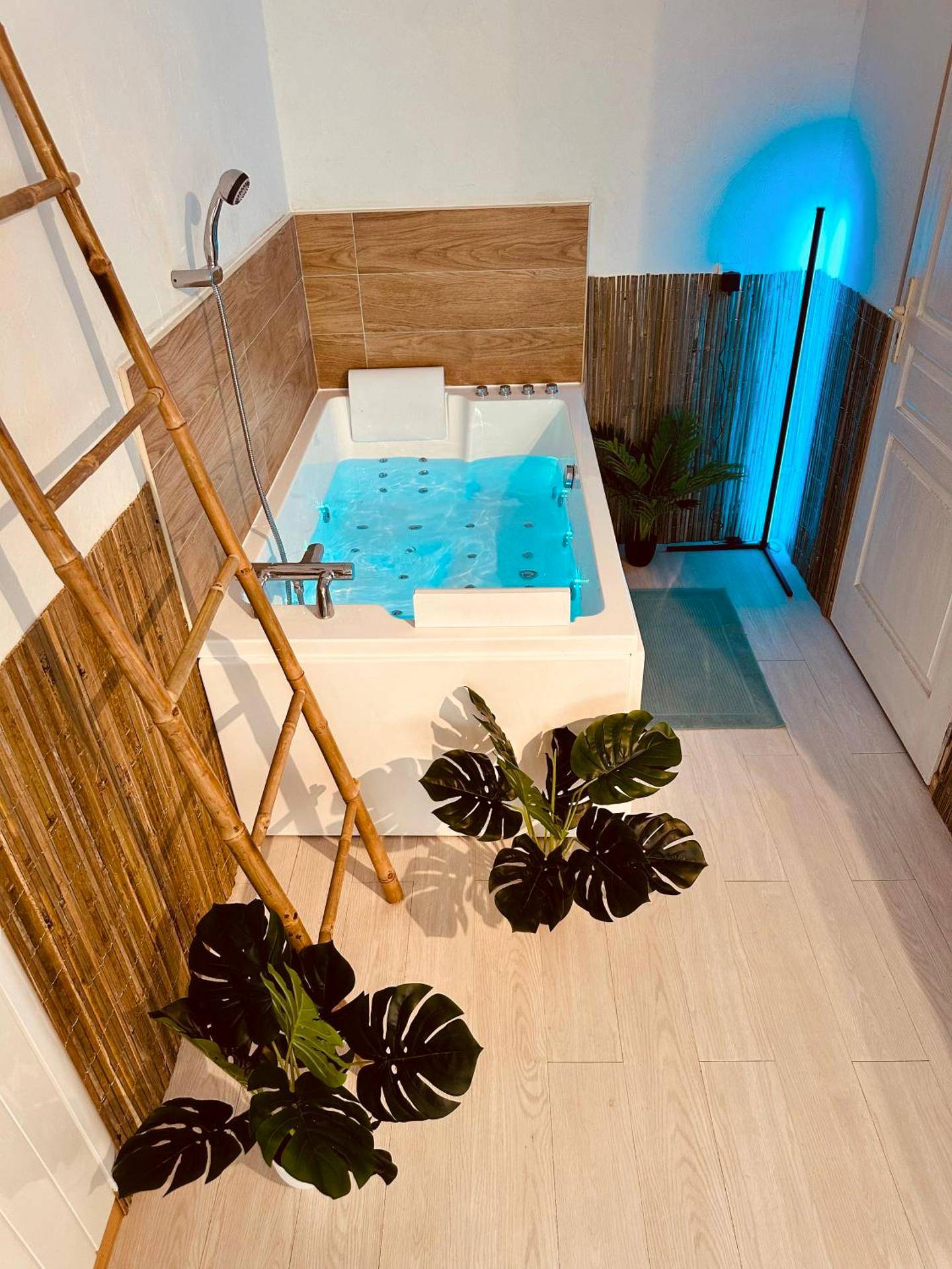 Vue principale - Love Room Rousson - Amour l Romance l Chambre Secrète l Balnéo Massage