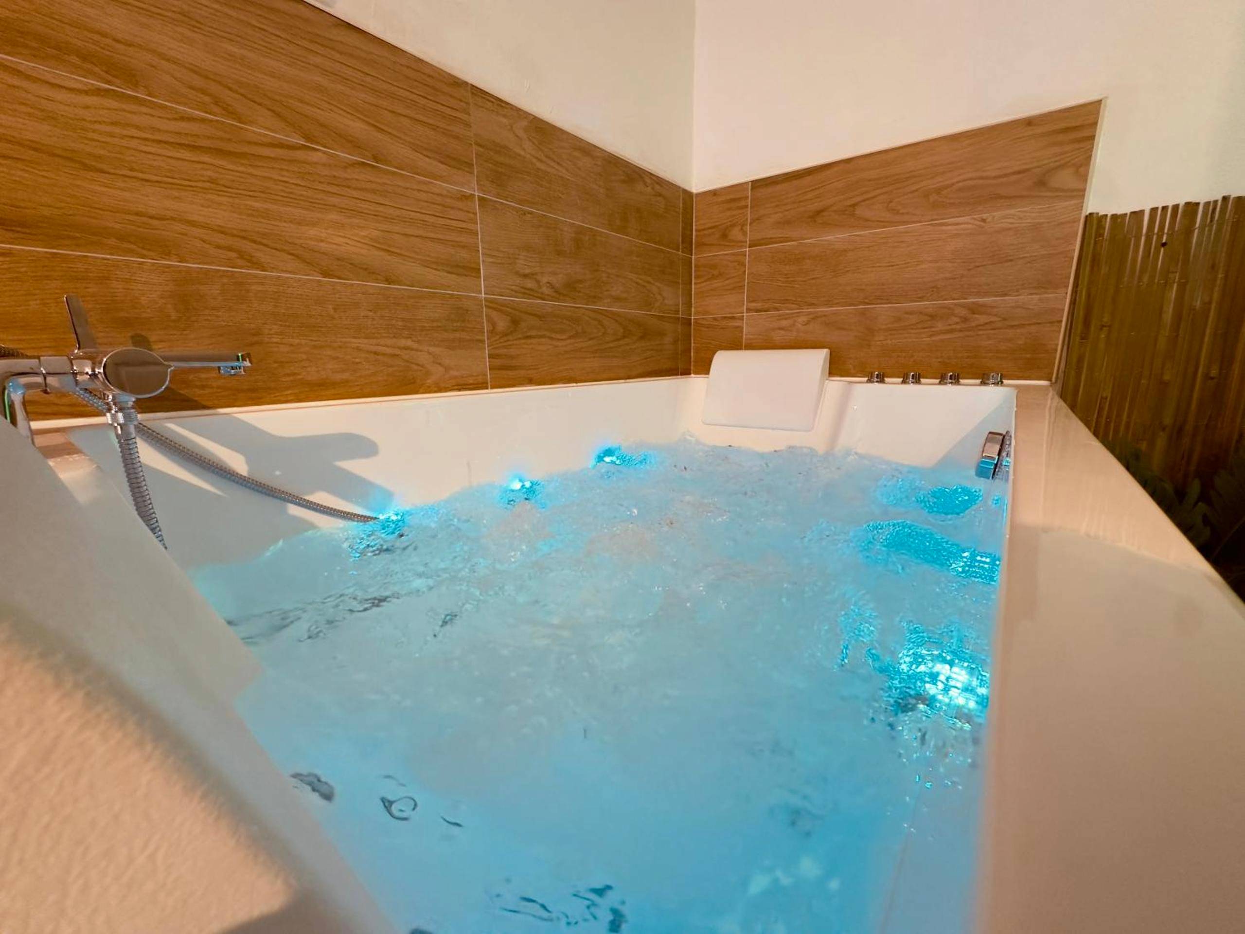 Autre vue interieure - Amour l Romance l Chambre Secrète l Balnéo Massage - Rousson