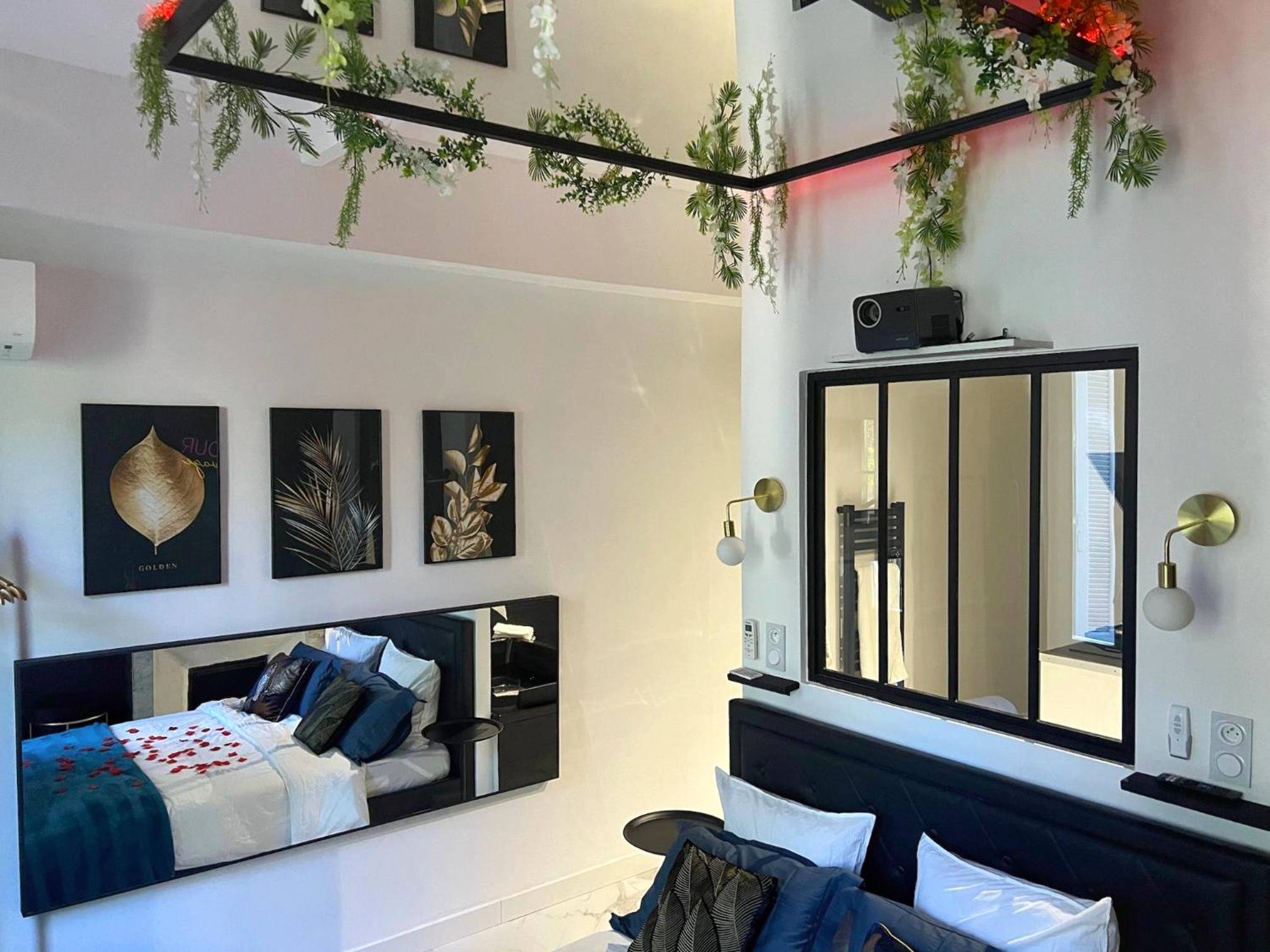 Chambre avec miroirs et décorations végétales - Amour Sauvage - Love Room****, Centre - Historique