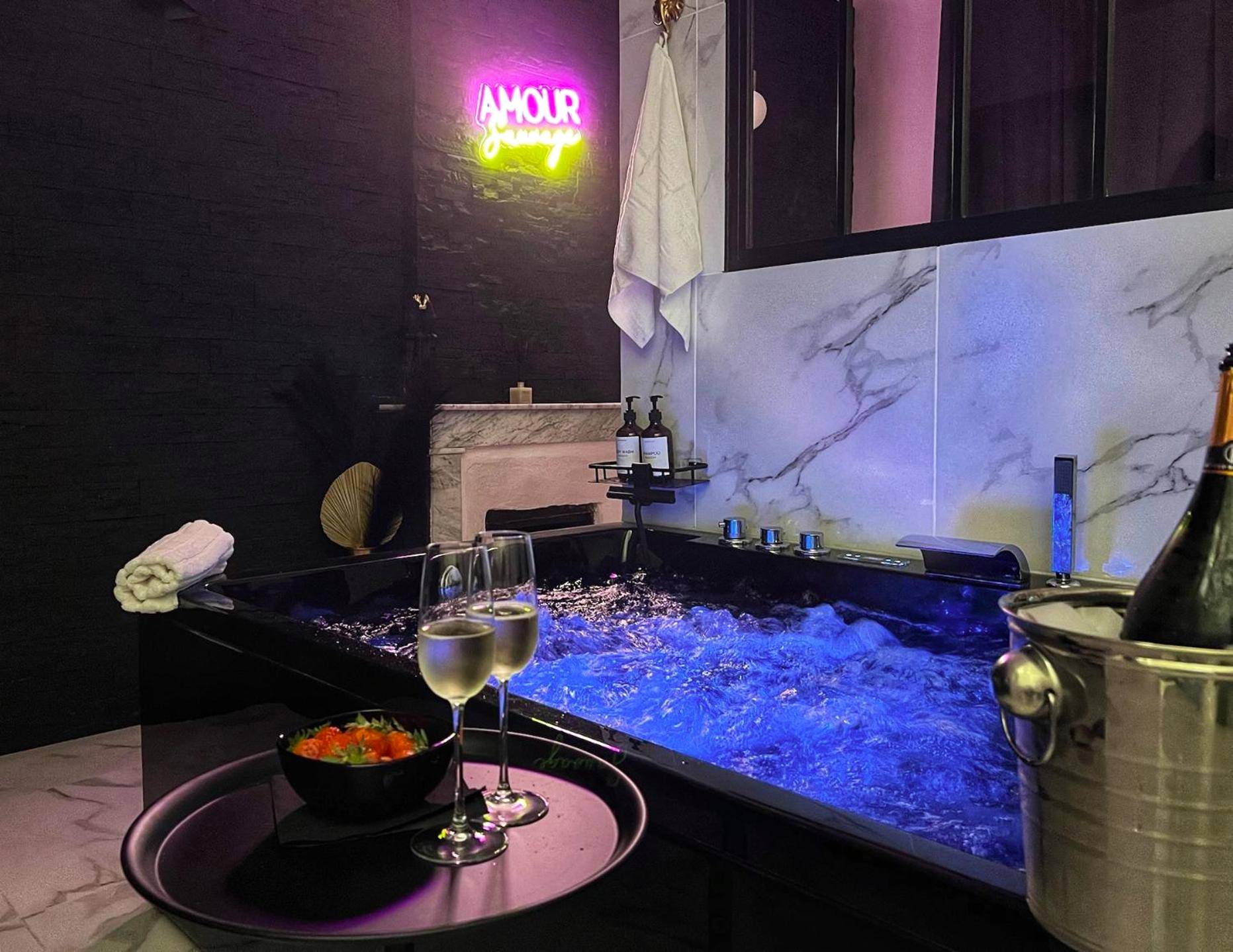 Photo du logement - Amour Sauvage - Love Room****, Centre - Historique