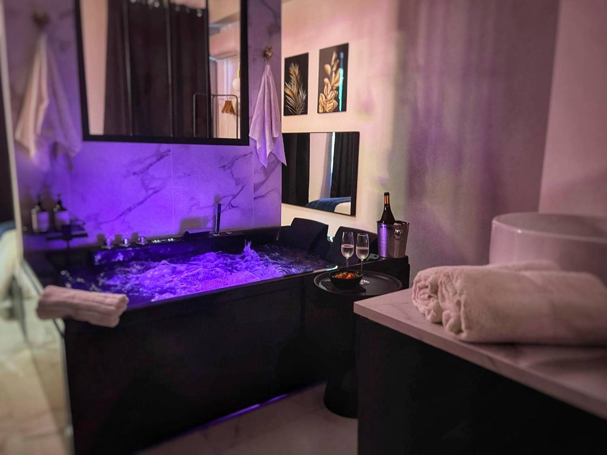 Jacuzzi privatif avec éclairage LED violet - Amour Sauvage - Love Room****, Centre - Historique