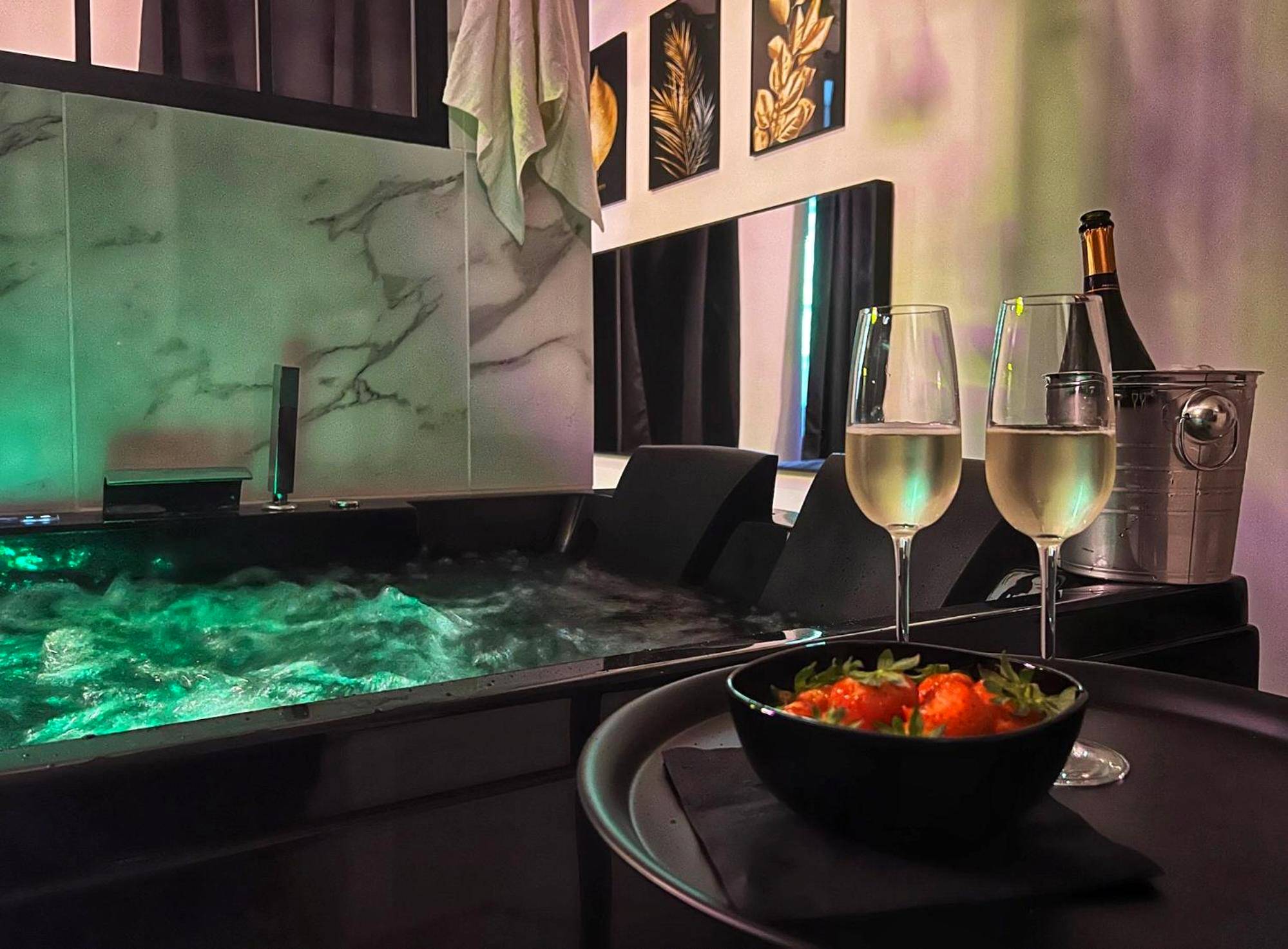 Coupes de champagne et fraises près du jacuzzi - Amour Sauvage - Love Room****, Centre - Historique
