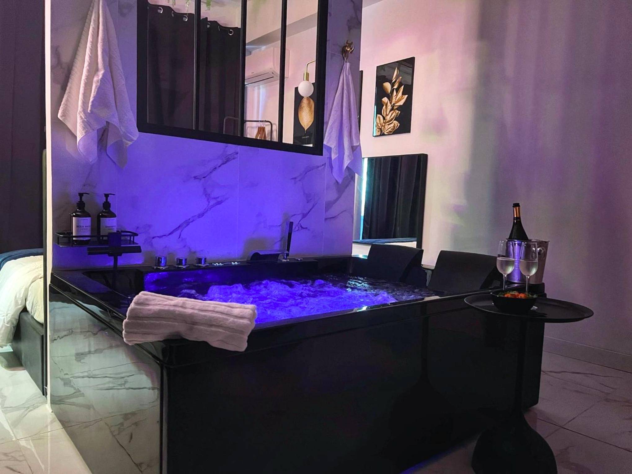 Baignoire balnéo noire et ambiance tamisée - Amour Sauvage - Love Room****, Centre - Historique