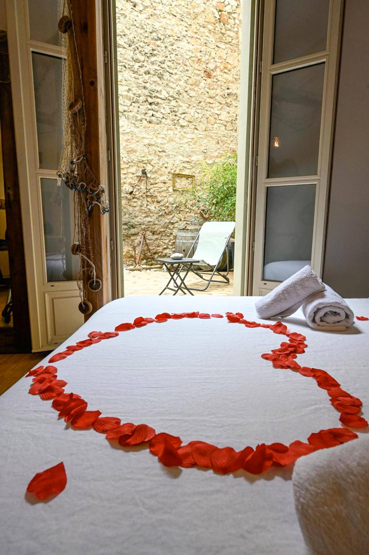 Lit avec pétales de rose en forme de cœur - Love Room Sète - Amourette à Sète