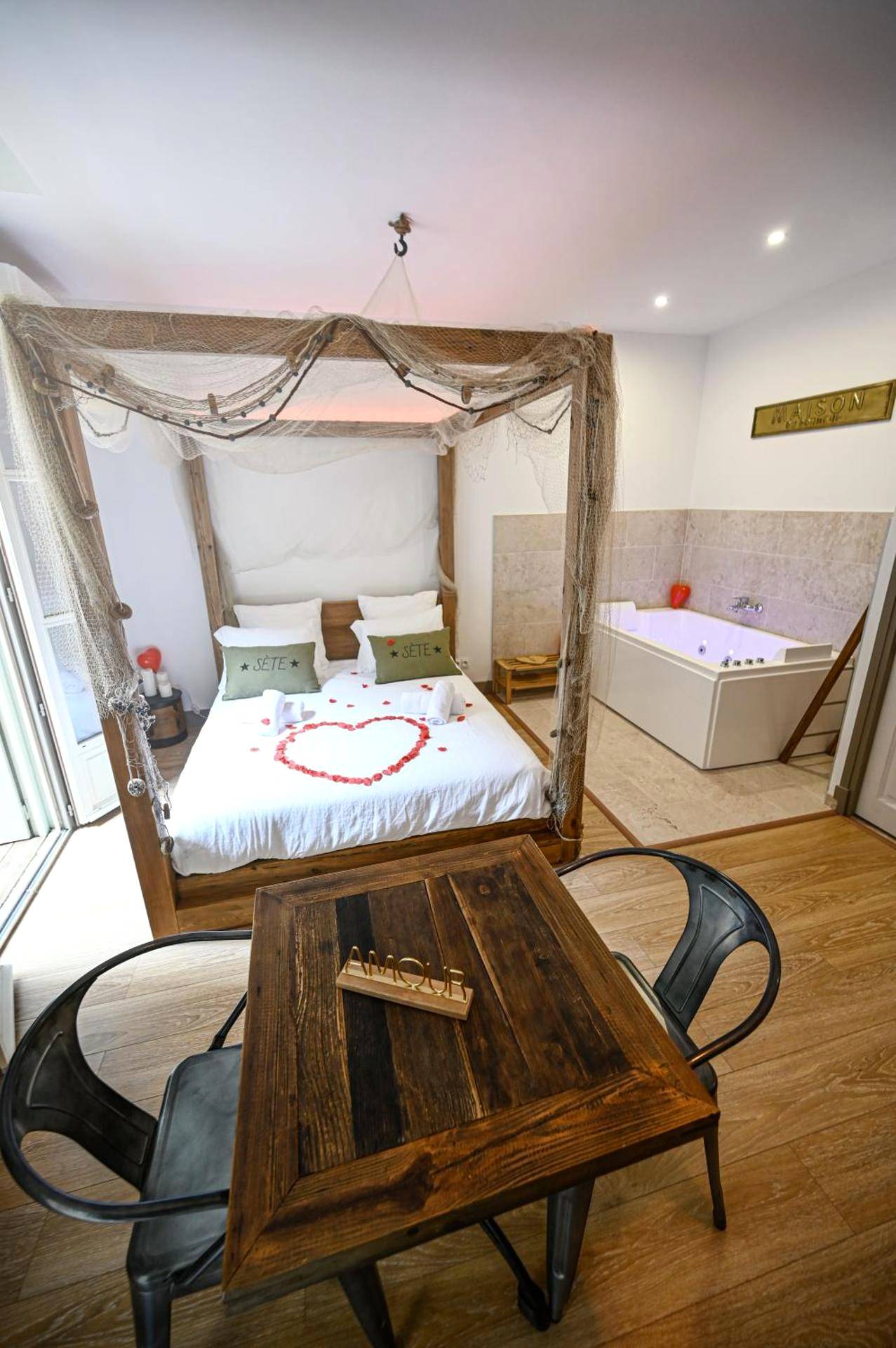 Suite avec lit à baldaquin et baignoire balnéo - Amourette à Sète