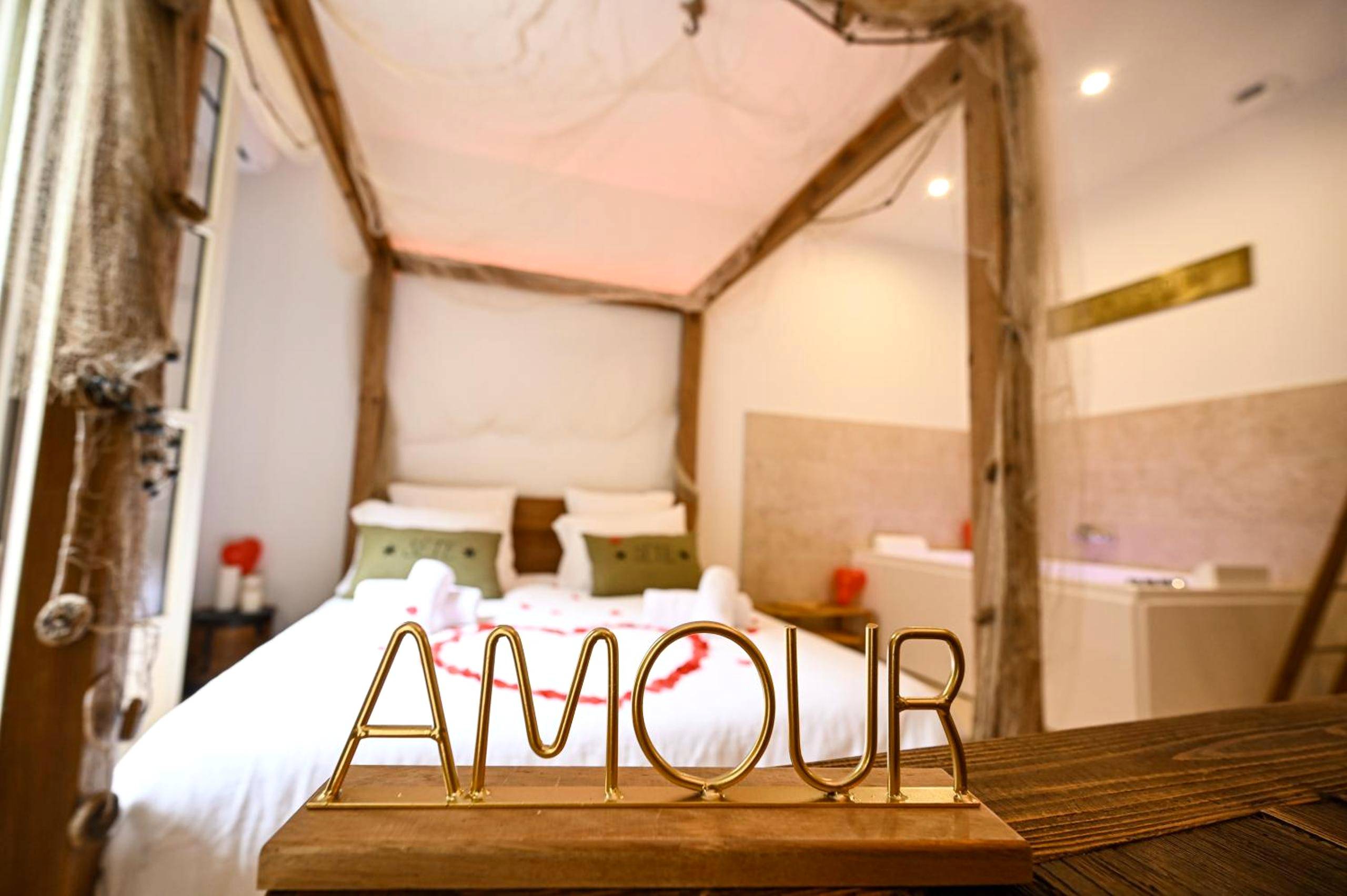 Décoration romantique avec mot Amour doré - Amourette à Sète