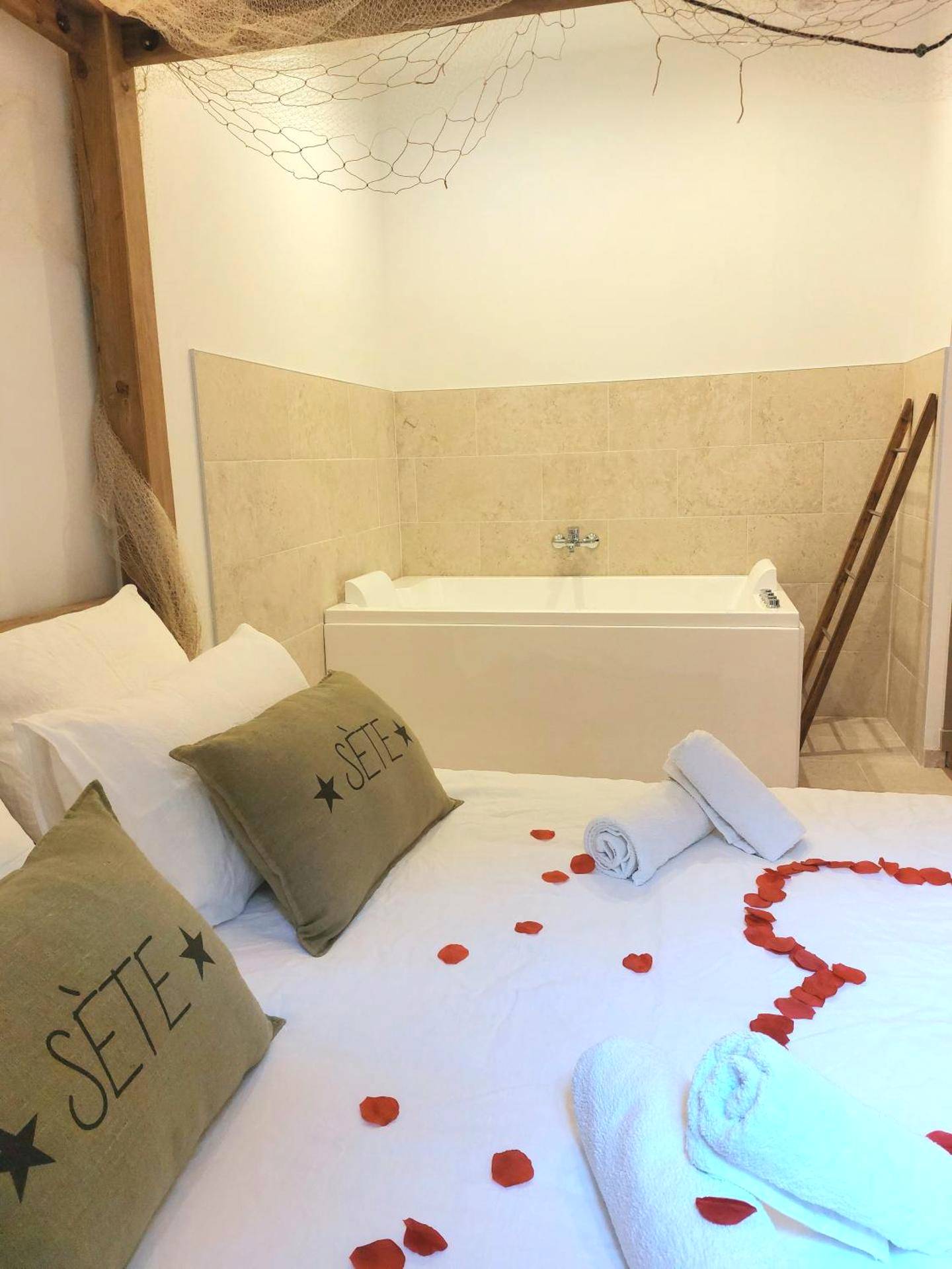 Baignoire balnéo privative face au lit - Amourette à Sète
