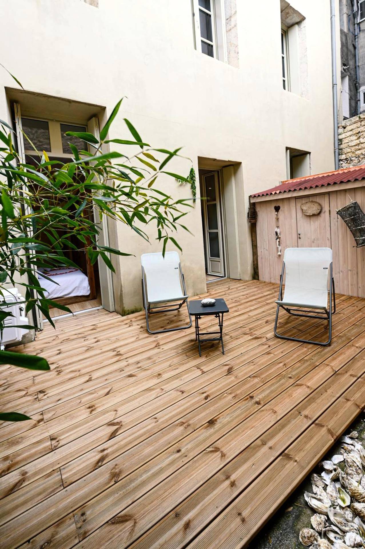 Terrasse privative en bois avec transats - Amourette à Sète