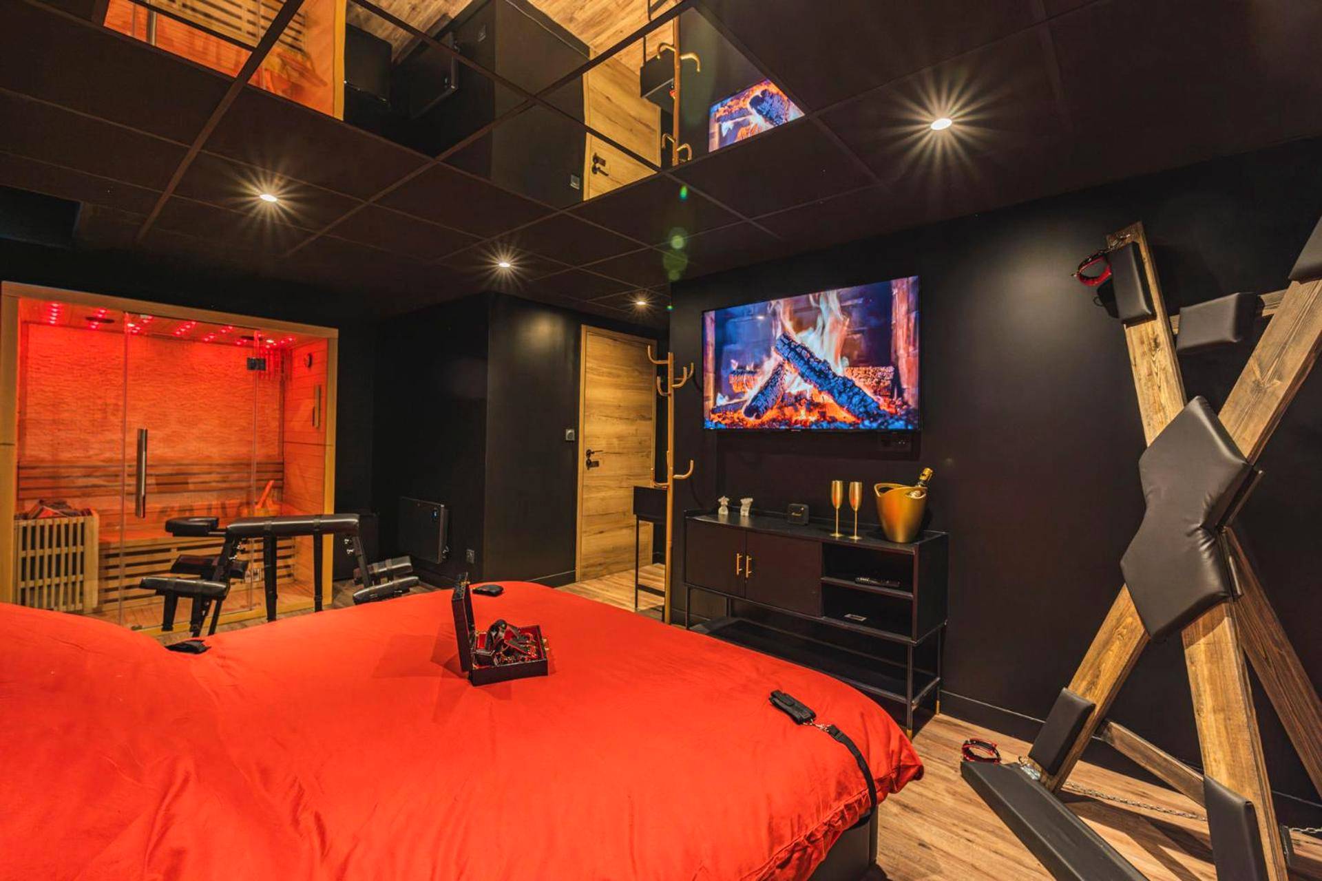 Chambre avec lit rouge, sauna et croix de Saint - André - Love Room Reims - Amsterdam