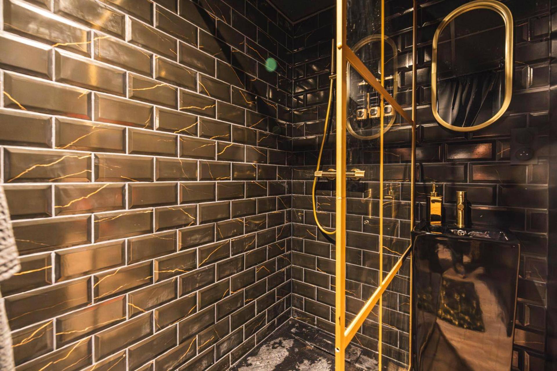 Douche à l'italienne en carrelage métro noir et or - Amsterdam