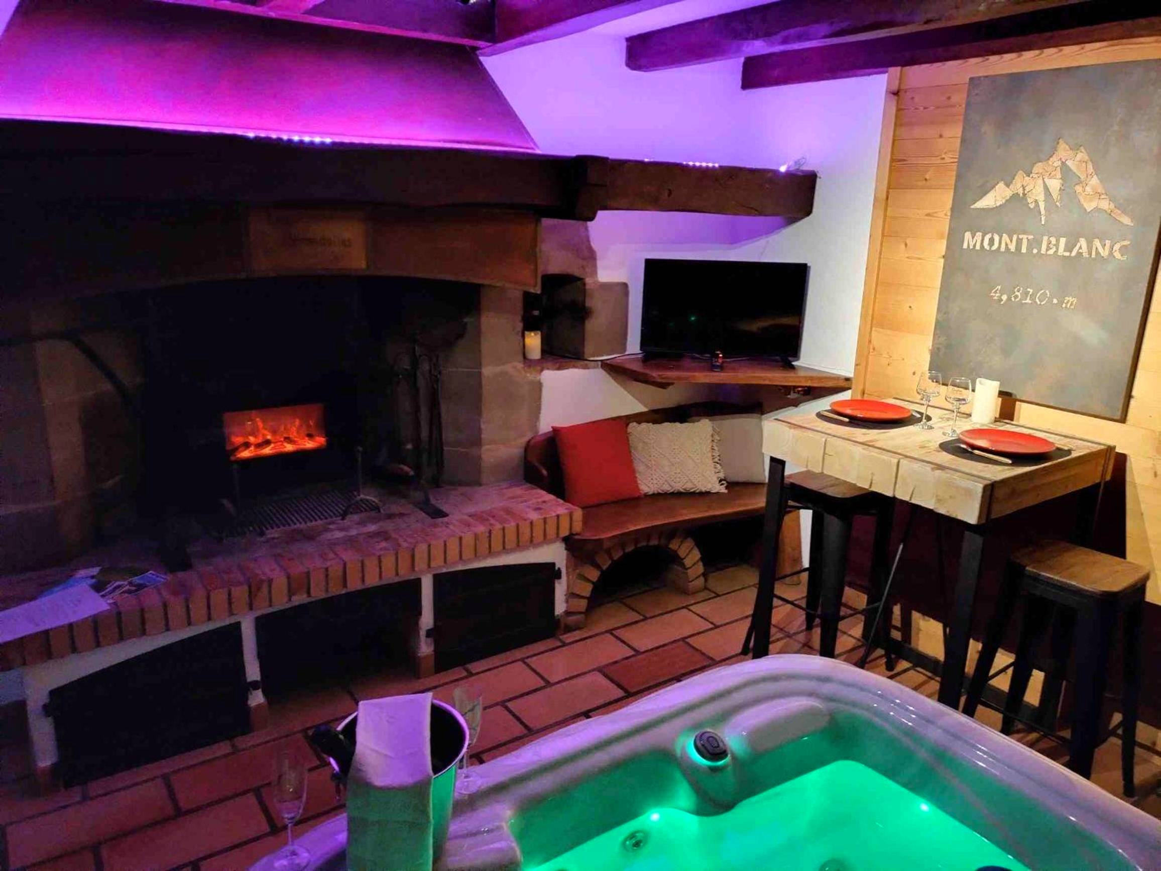 Jacuzzi privatif et coin repas romantique - Love Room Vallières - GITE Chambre SPA Privé DE L'ANCIENNE FERME
