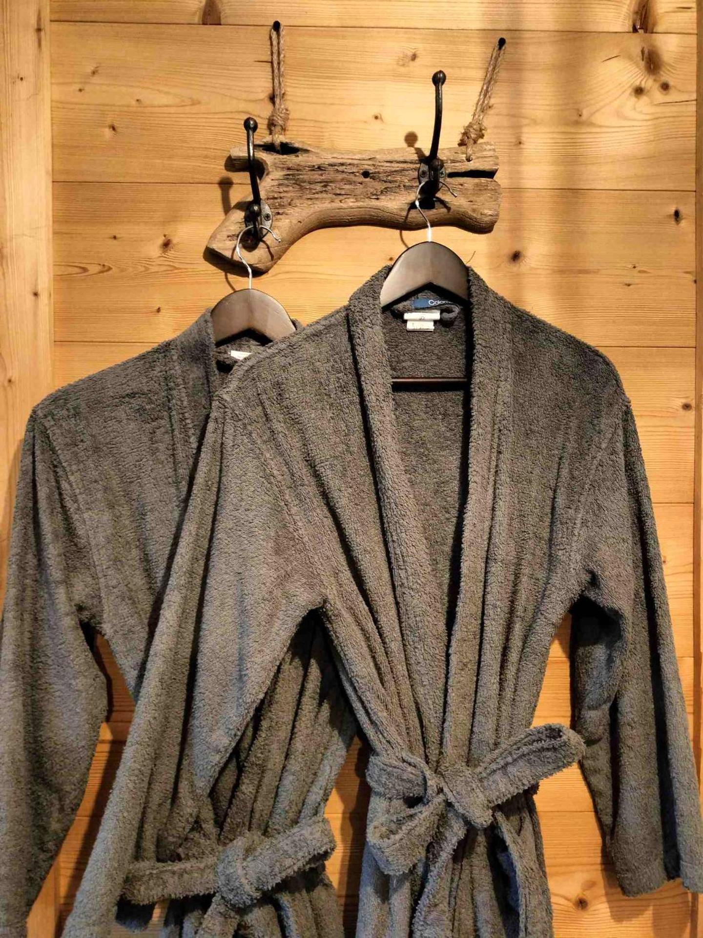 Peignoirs de bain sur patère en bois flotté - GITE Chambre SPA Privé DE L'ANCIENNE FERME