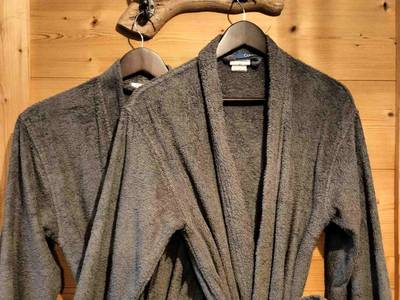 Peignoirs de bain sur patère en bois flotté - GITE Chambre SPA Privé DE L'ANCIENNE FERME