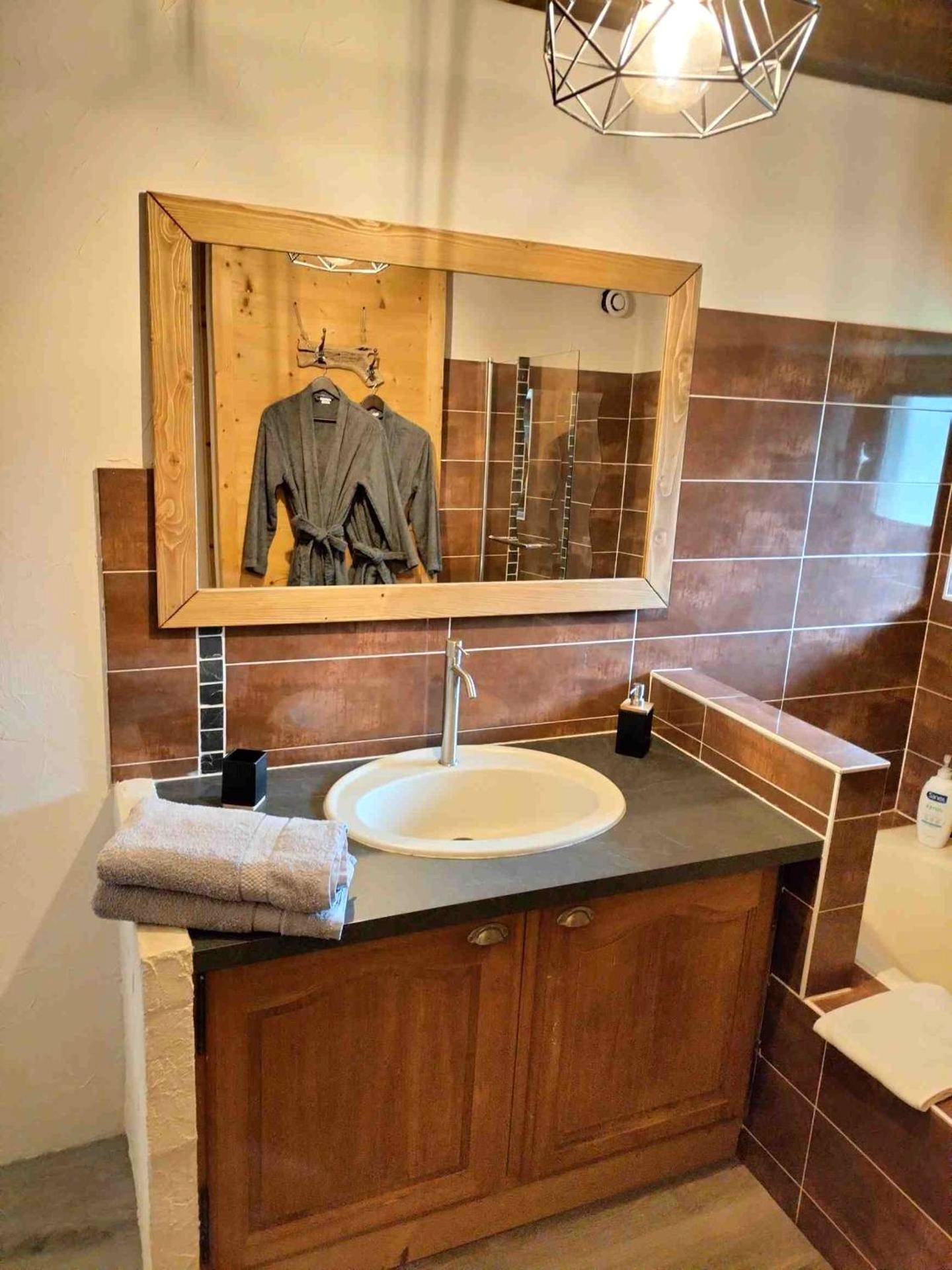 Meuble vasque en bois et miroir encadré - GITE Chambre SPA Privé DE L'ANCIENNE FERME