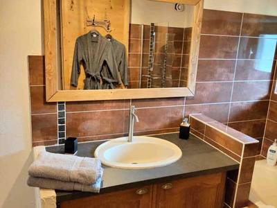 Meuble vasque en bois et miroir encadré - GITE Chambre SPA Privé DE L'ANCIENNE FERME