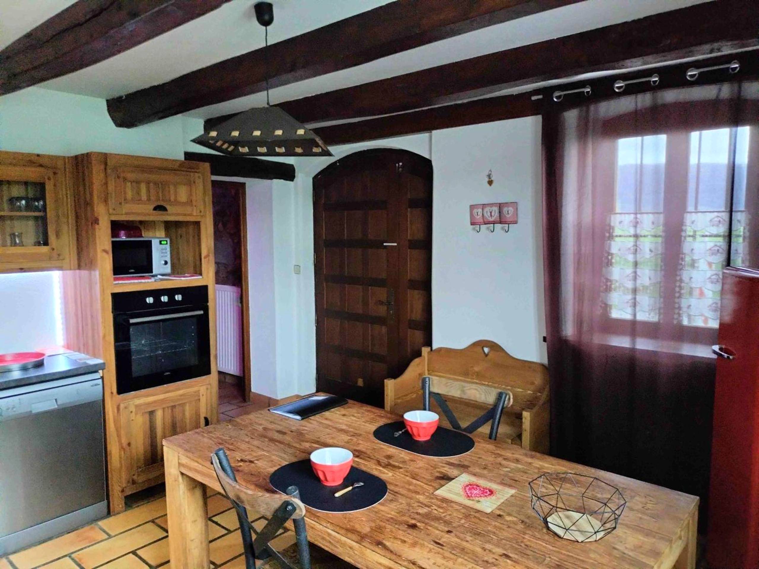 Cuisine équipée avec table en bois massif - GITE Chambre SPA Privé DE L'ANCIENNE FERME