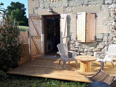 Terrasse en bois avec fauteuils et table basse - GITE Chambre SPA Privé DE L'ANCIENNE FERME